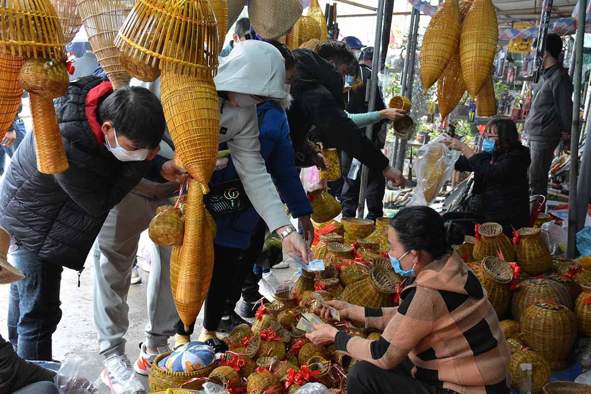 Các gian hàng bày bán các vật dụng phục vụ sản xuất nông nghiệp được người dân và du khách ghé vào tham quan, mua sắm.