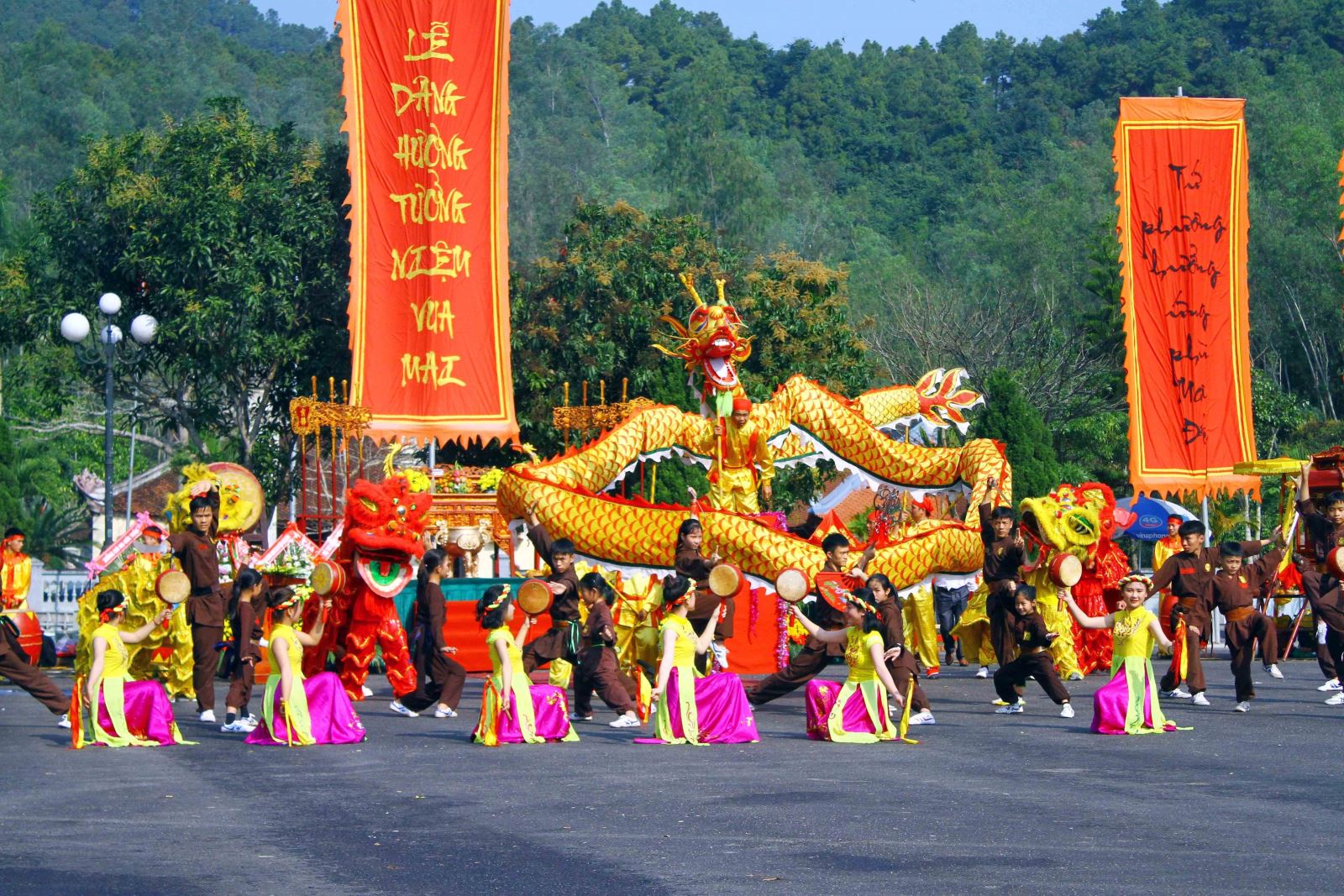 Màn múa rồng lân tại Lễ hội đền Vua Mai năm 2019.