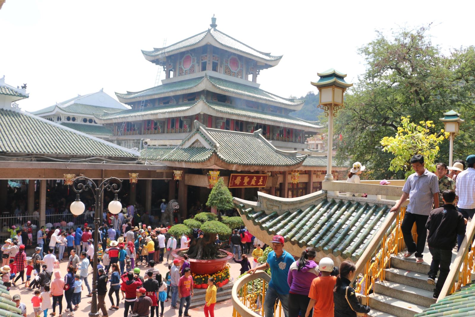 Du khách đến dâng hương tại Miếu Bà Chúa Xứ núi Sam.