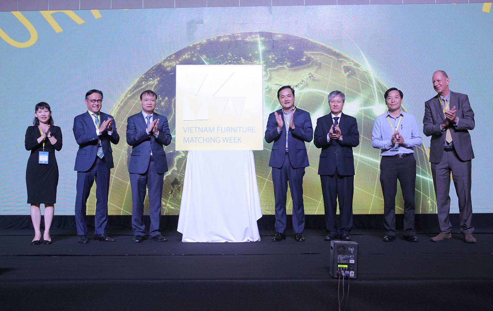 Lãnh đạo Bộ Công Thương và HAWA thực hiện nghi thức khai mạc Vietnam Furniture Matching Week 2022.