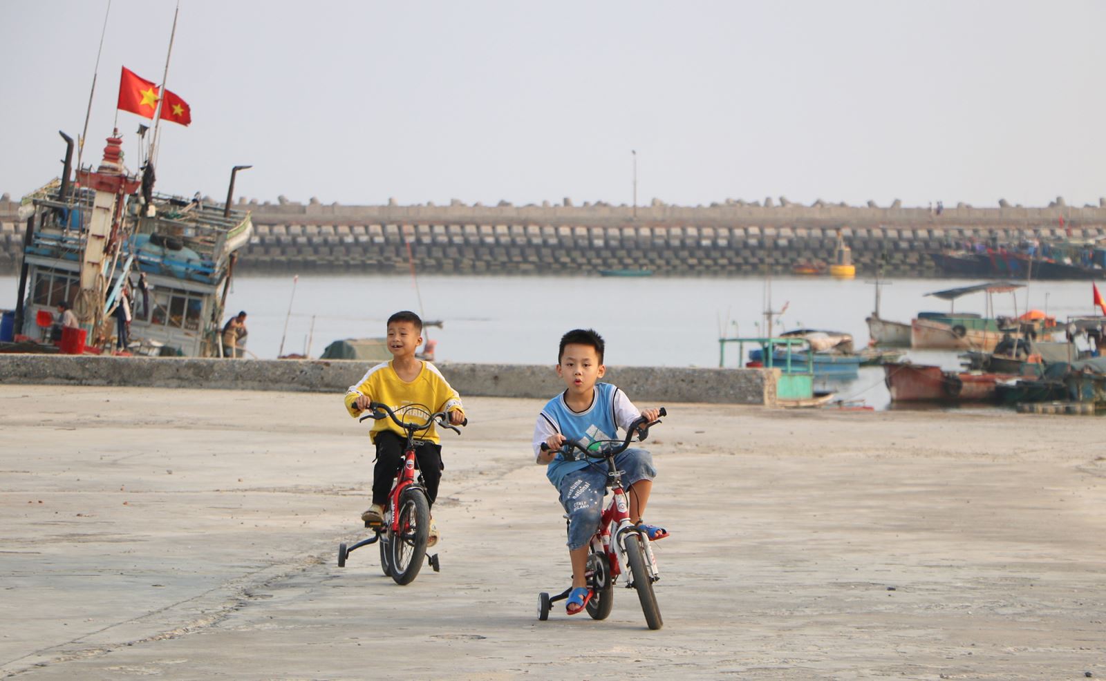 Trẻ em vui chơi trên quảng trường huyện Bạch Long Vỹ.