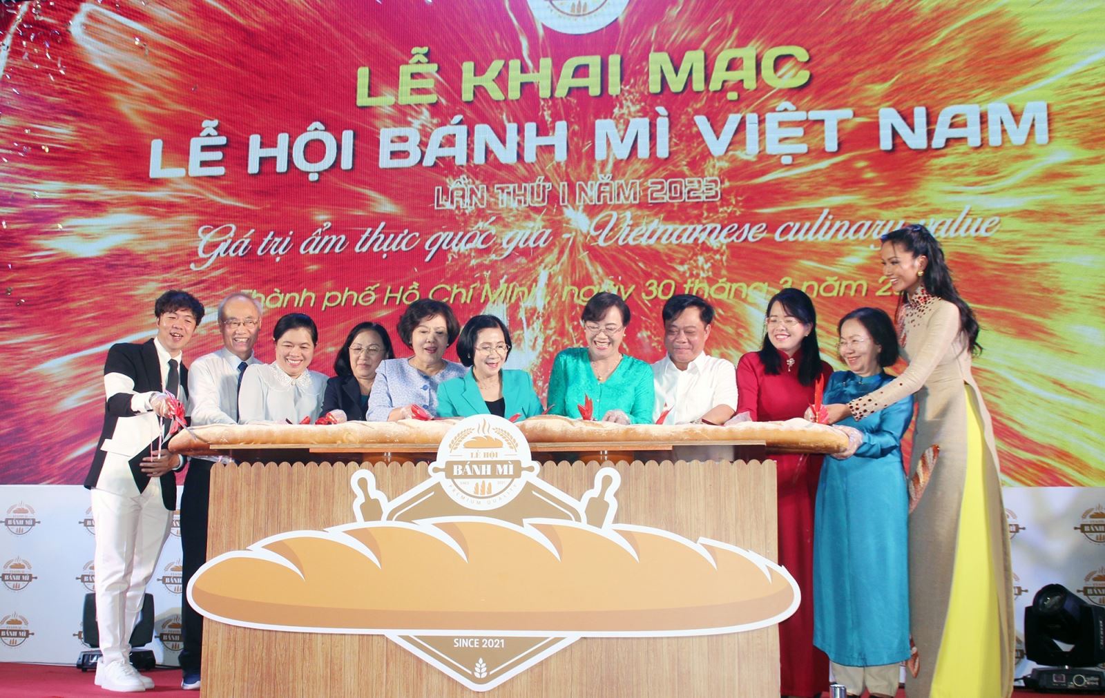 Đại diện lãnh đạo sở, ngành Thành phố Hồ Chí Minh và Ban tổ chức thực hiện nghi thức cắt bánh mì khai mạc Lễ hội Bánh mì Việt Nam lần thứ I năm 2023.