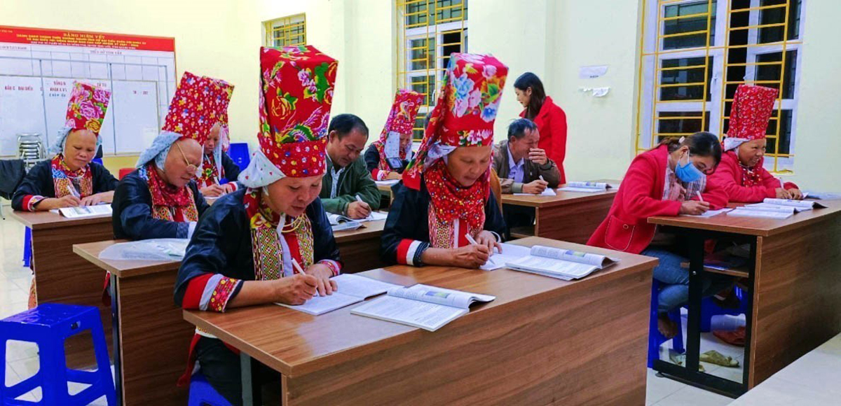 Một lớp học xóa mù chữ cho người Dao Thanh Phán ở huyện Bình Liêu (Quảng Ninh).