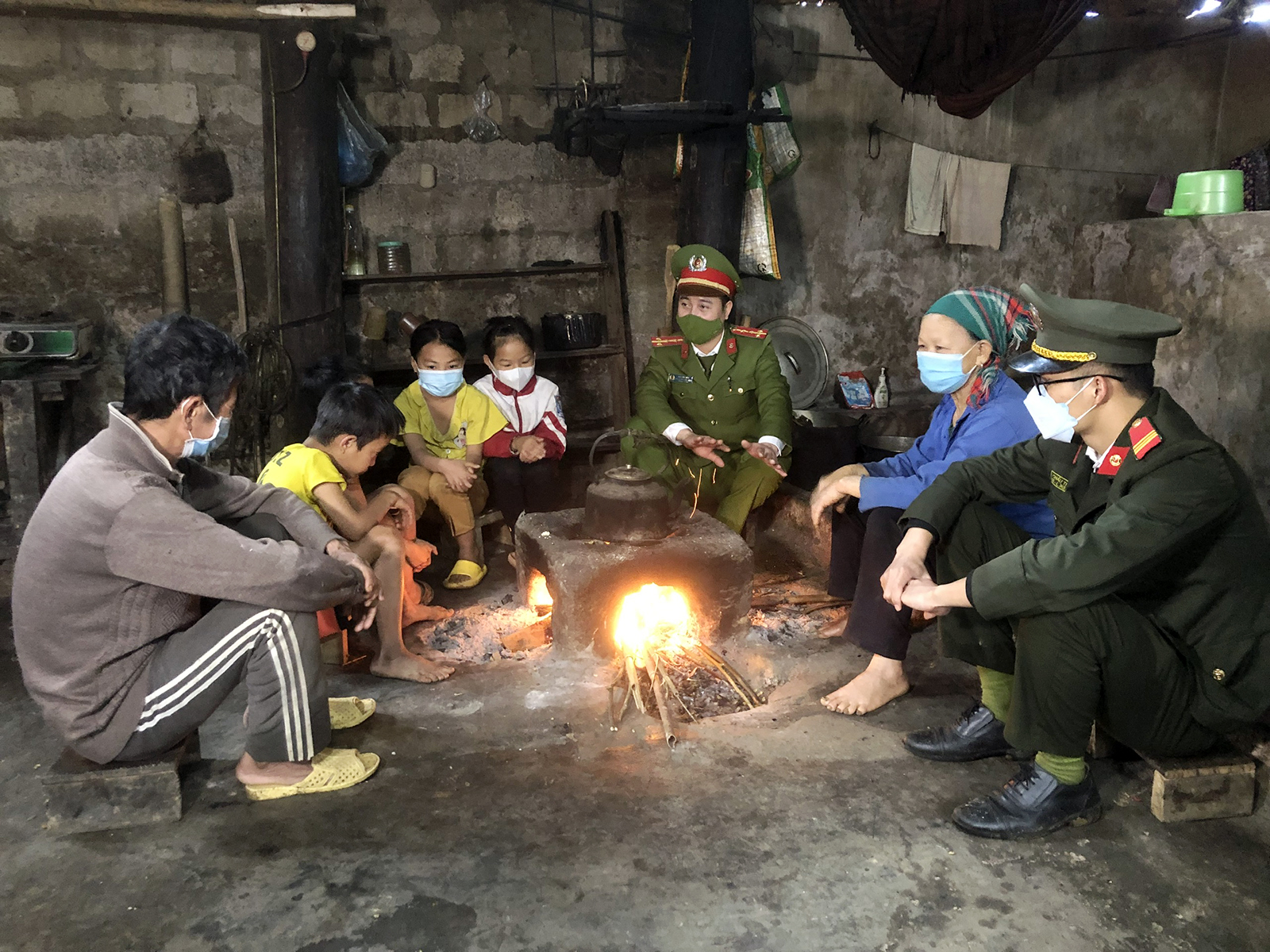 Đội an ninh công an luôn thực hiện "4 cùng" với đồng bào Mông trên địa bàn huyện.