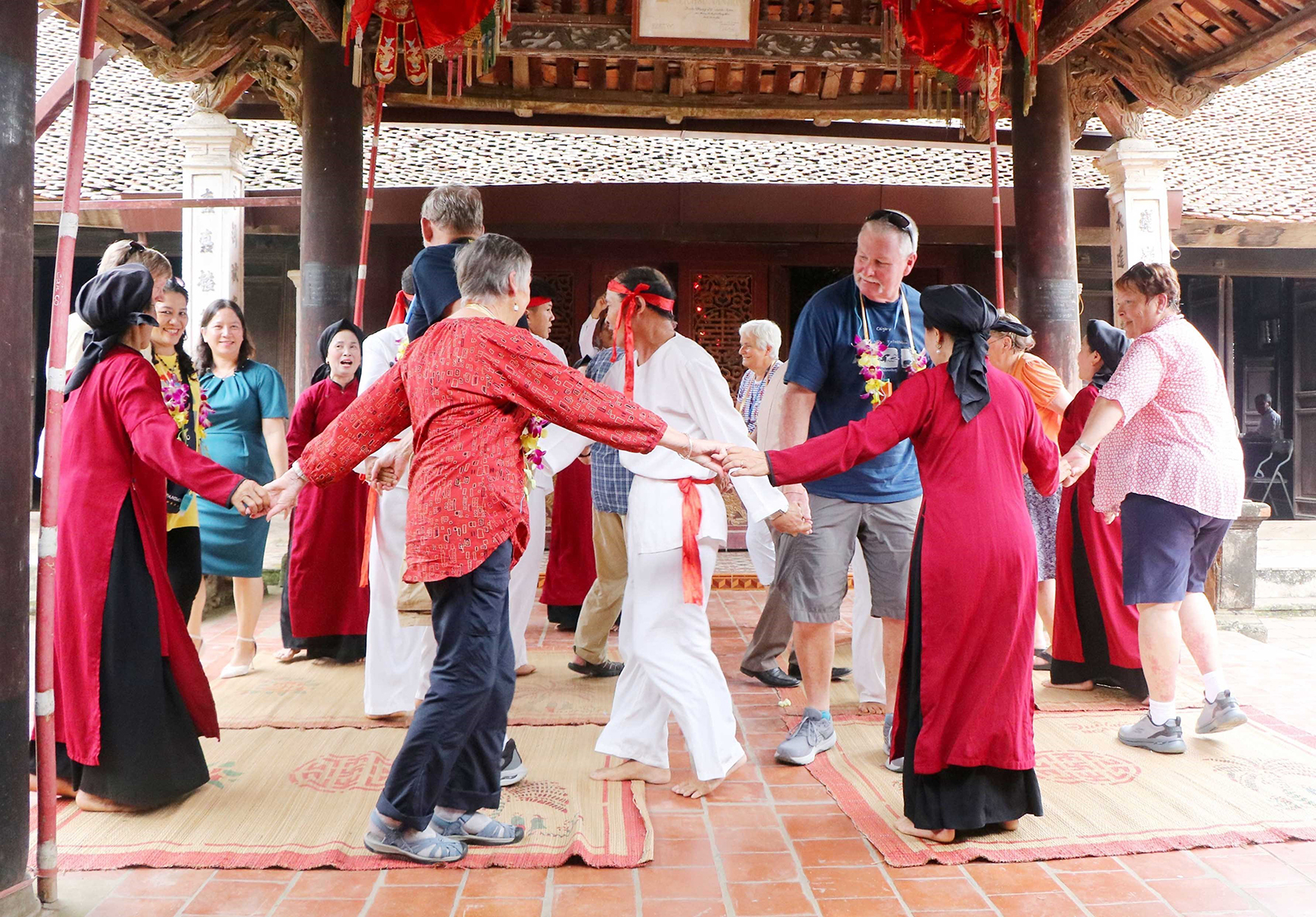 Du khách quốc tế cùng các nghệ nhân và người dân tham gia Hát Xoan tại đình cổ Hùng Lô (xã Hùng Lô, thành phố Việt Trì, tỉnh Phú Thọ).
