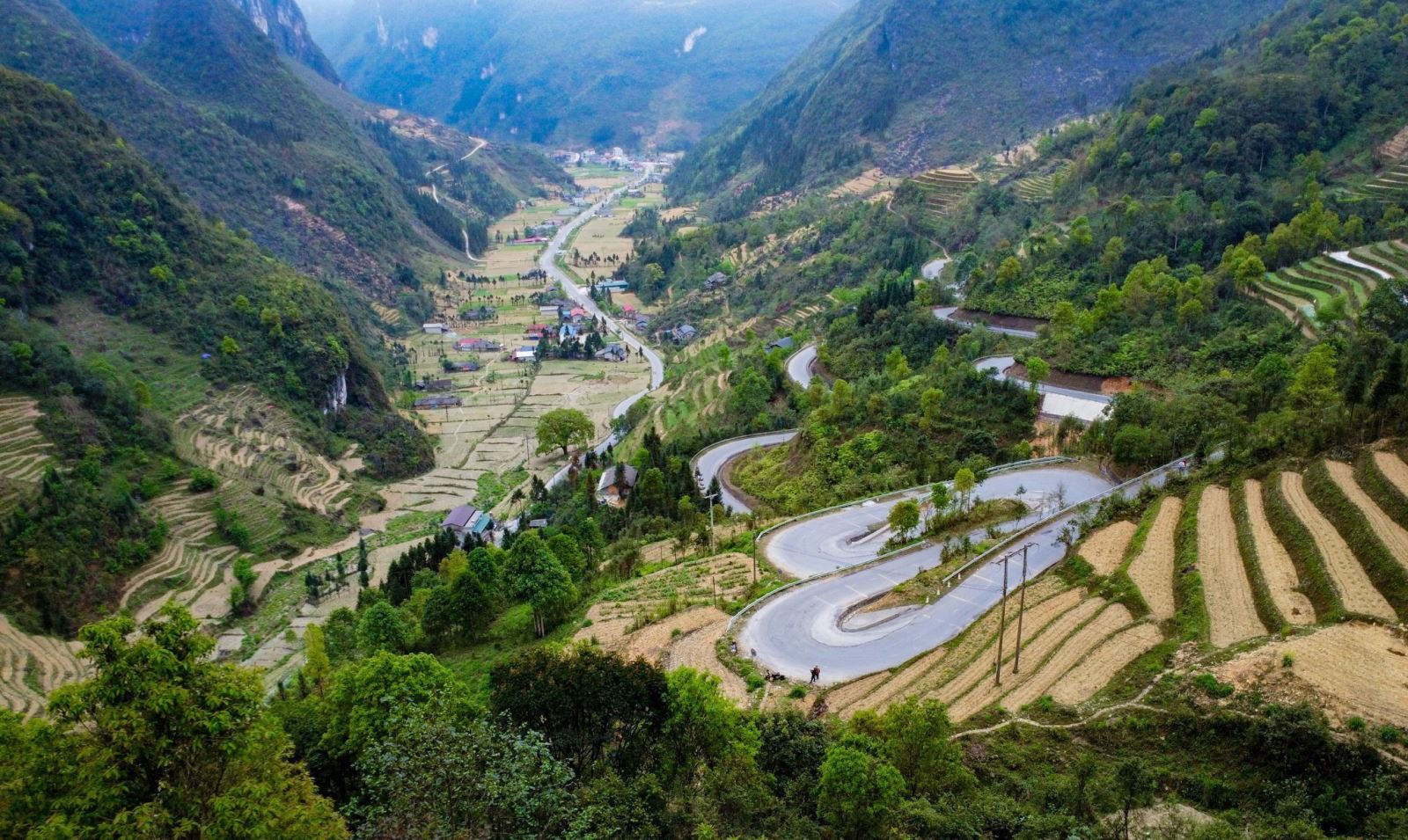 Dốc chín khoanh nằm trên Quốc lộ 4C hay "Con đường Hạnh Phúc".