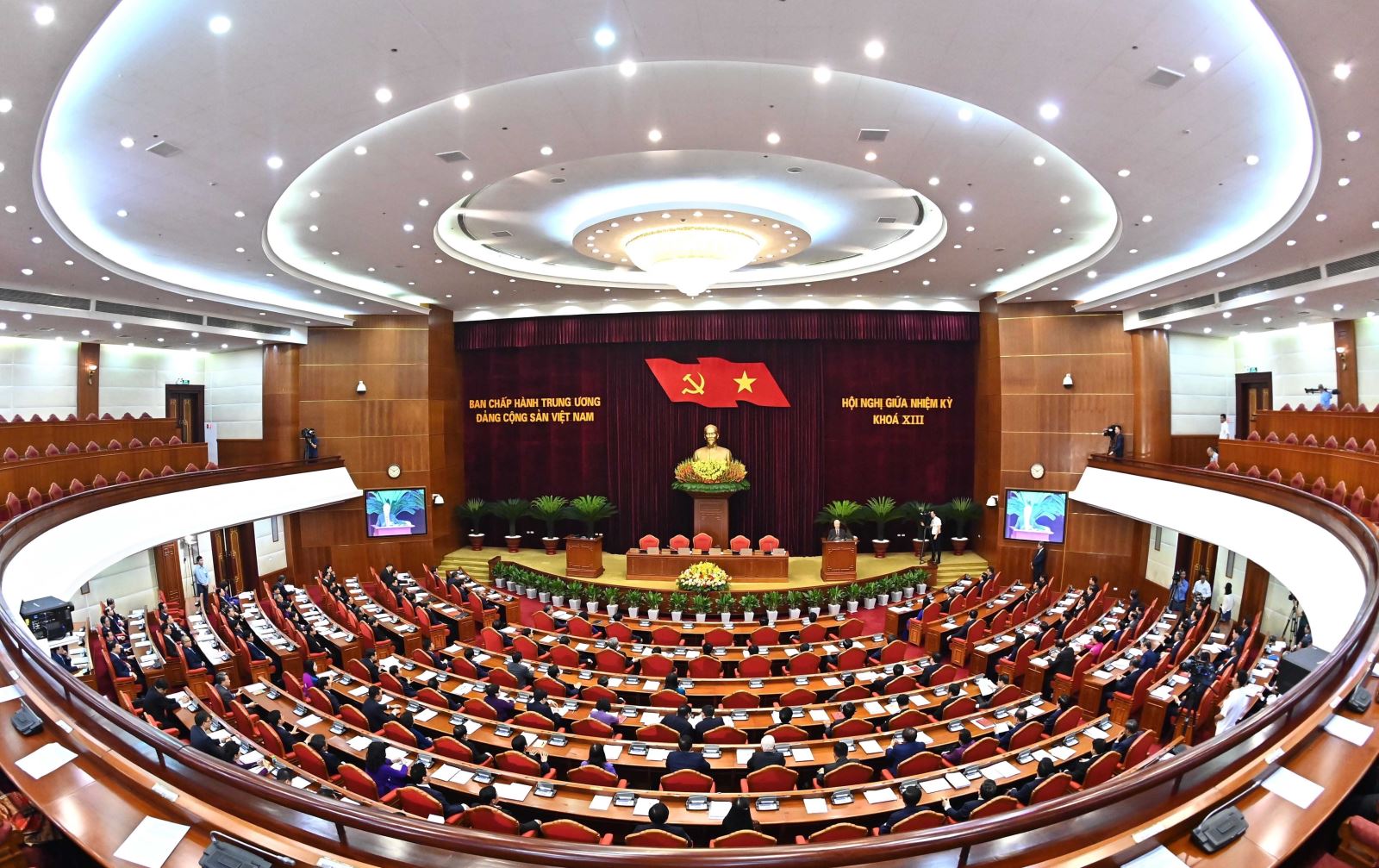 Đảng và từng tổ chức đảng, cán bộ và đảng viên phải nêu cao tính tiền phong gương mẫu trong đạo đức, lối sống, thái độ và trách nhiệm với công việc, thật sự nêu gương nhằm tạo những tấm gương sáng cho quần chúng tin tưởng, noi theo. Trong ảnh: Toàn cảnh phiên bế mạc Hội nghị Ban Chấp hành Trung ương Đảng giữa nhiệm kỳ khóa XIII.