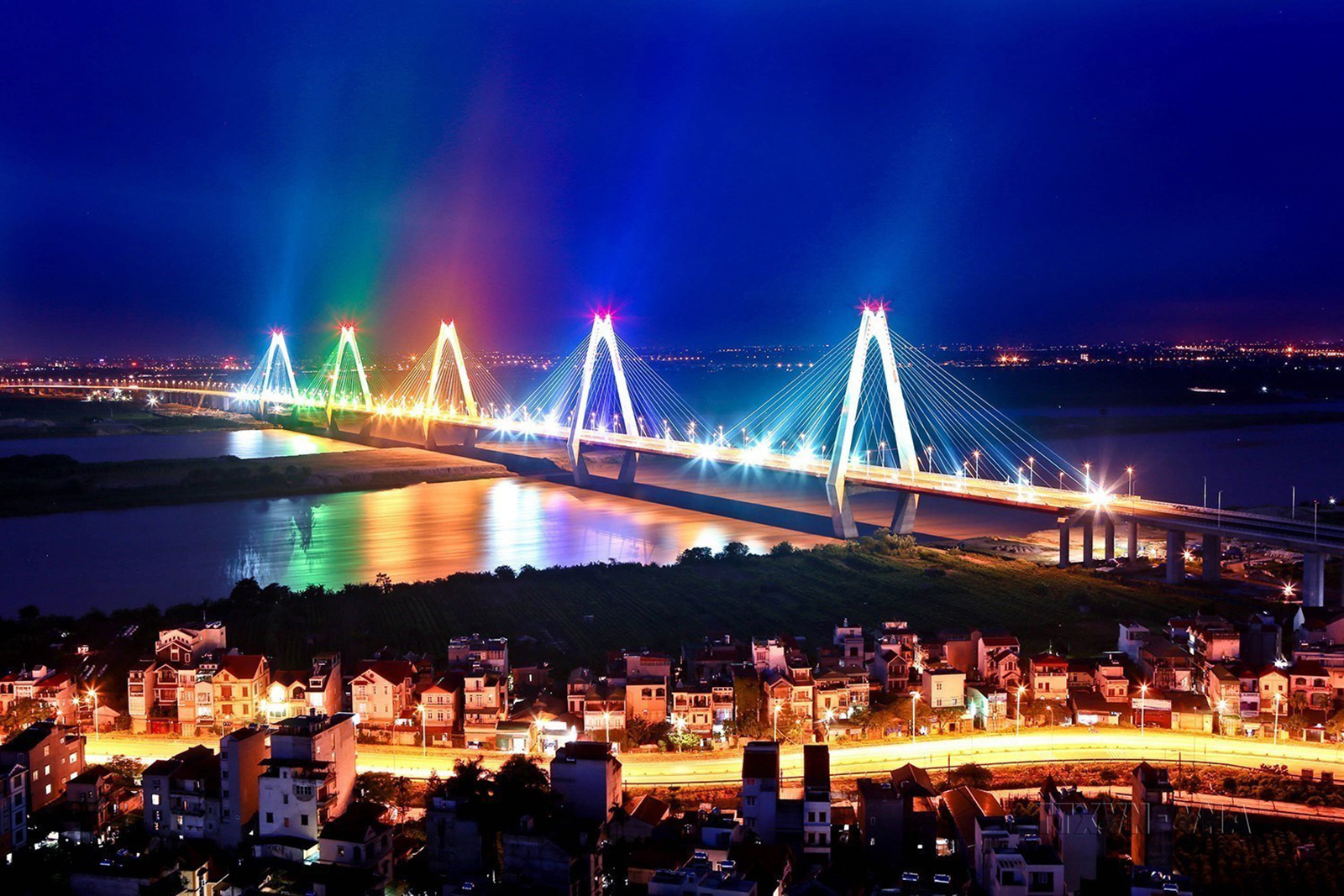 Cầu Nhật Tân lung linh trong đêm.