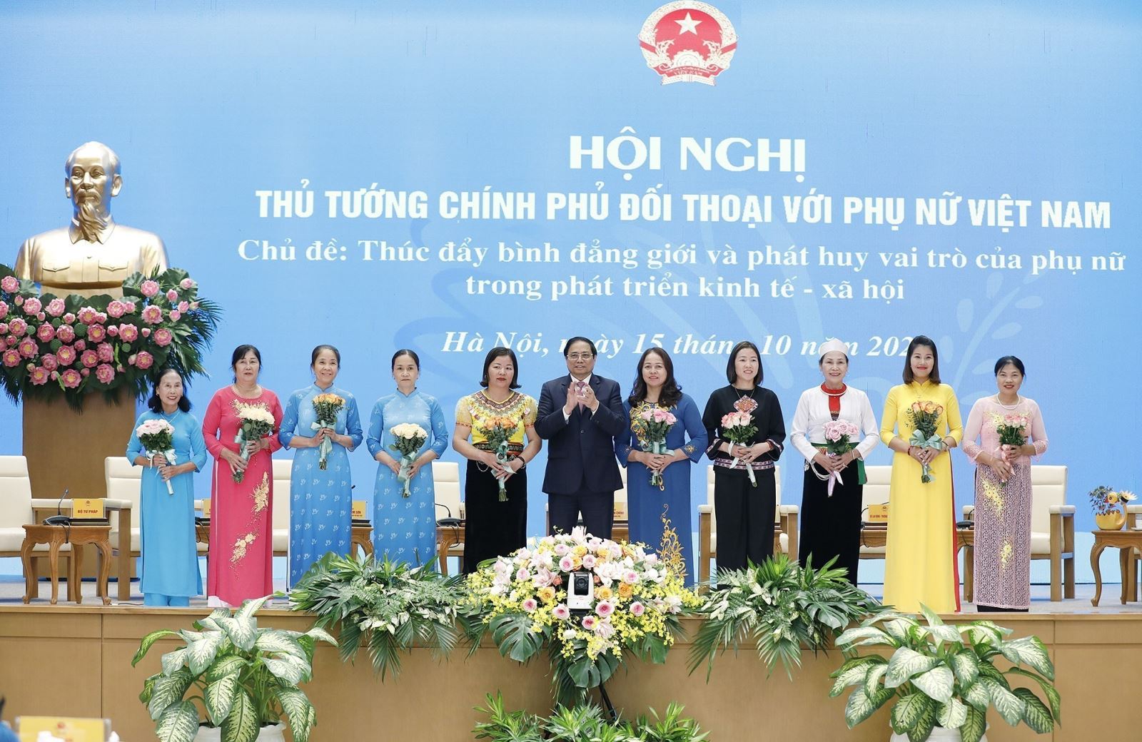 Thủ tướng Phạm Minh Chính tặng hoa phụ nữ khởi nghiệp tiêu biểu tham gia Đề án hỗ trợ phụ nữ khởi nghiệp giai đoạn 2017 - 2025.