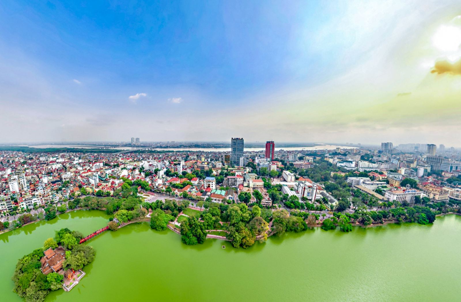 Toàn cảnh trung tâm chính trị của Thủ đô Hà Nội nhìn từ hồ Hoàn Kiếm ra sông Hồng.