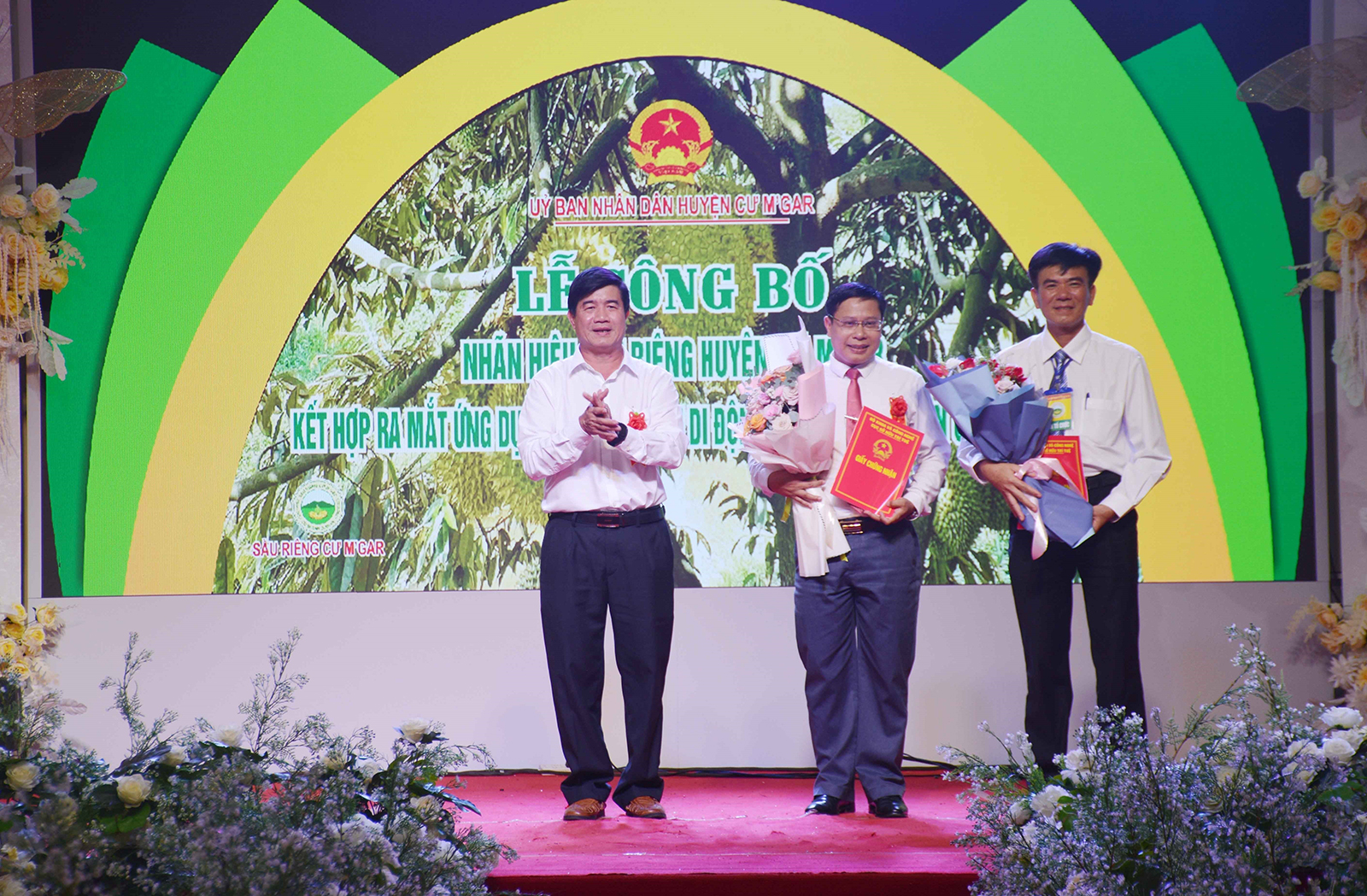 Trao quyết định, giấy chứng nhận Nhãn hiệu sầu riêng Cư M’Gar.