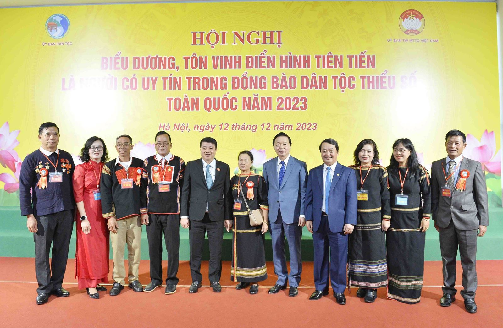 Phó Thủ tướng Trần Hồng Hà với các đại biểu người có uy tín trong đồng bào dân tộc thiểu số toàn quốc năm 2023.