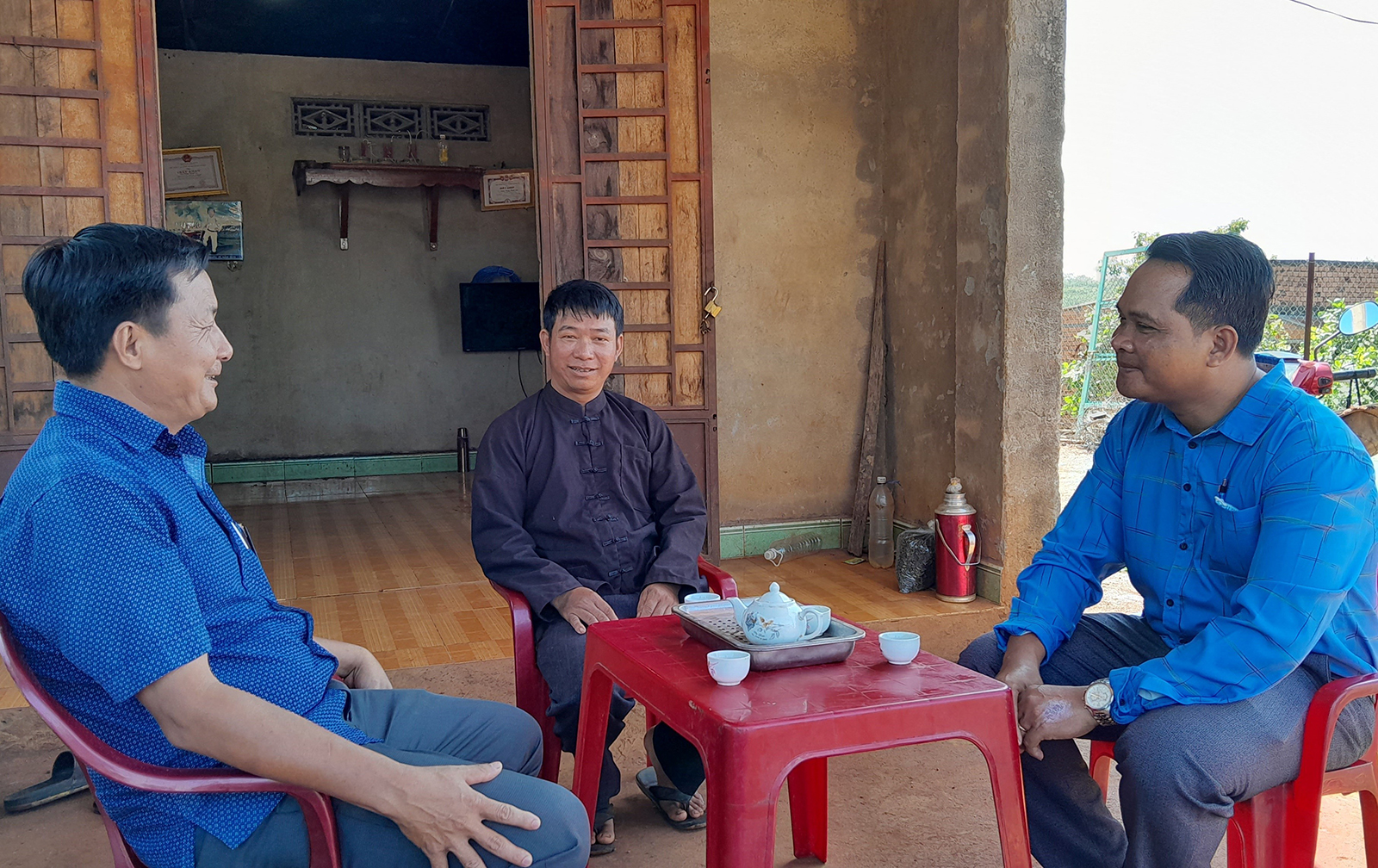 Người có uy tín Khằm Thanh Sơn (giữa), thôn 10, xã Đắk Ơ, huyện Bù Gia Mập được lãnh đạo Phòng Dân tộc - Tôn giáo huyện Bù Gia Mập và xã Đắk Ơ thăm hỏi.