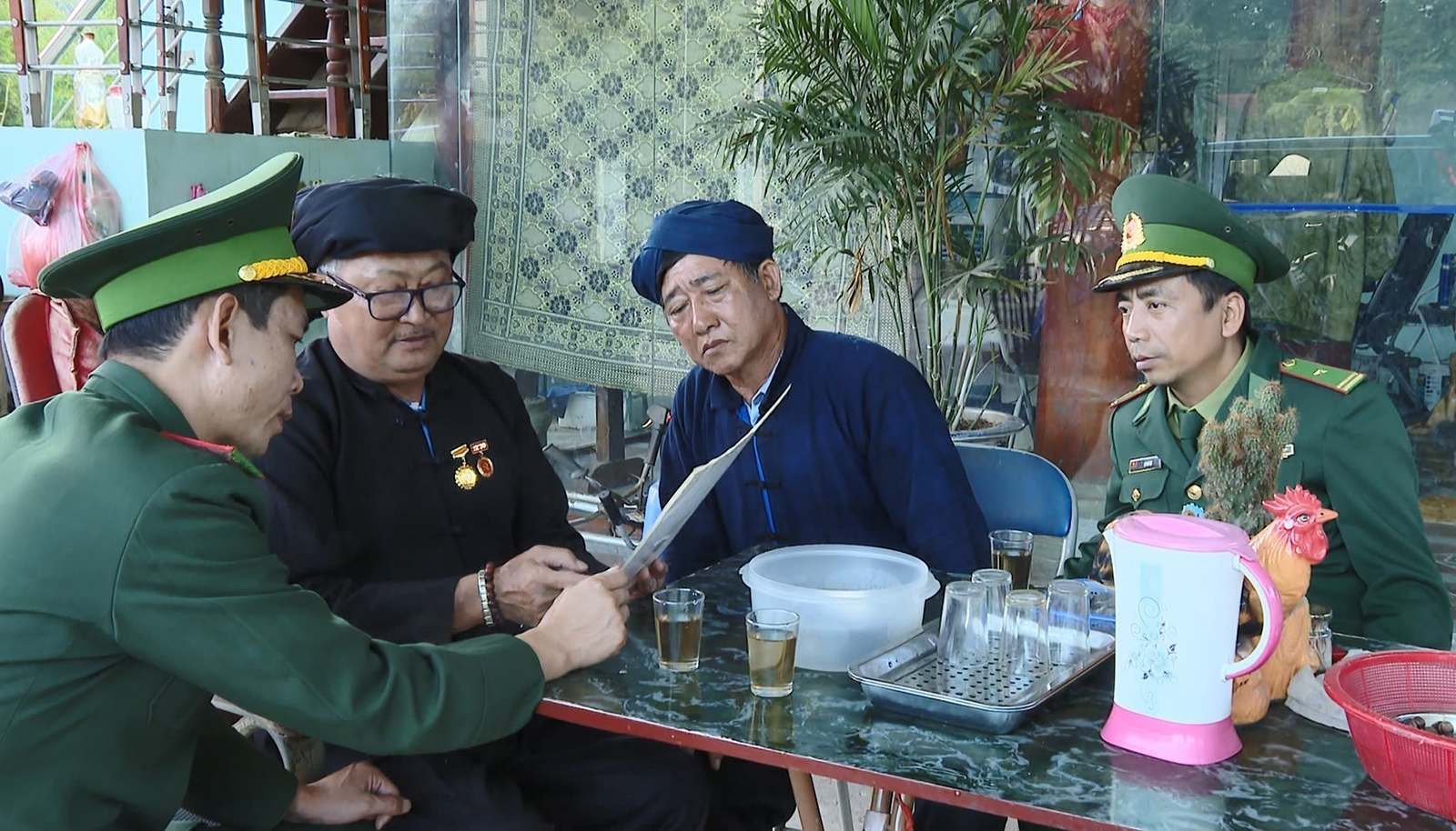 Cán bộ, chiến sĩ Đồn biên phòng A Pa Chải (Bộ đội Biên phòng tỉnh Điện Biên) trao đổi nội dung trước khi trực tiếp đi các bản biên giới tuyên truyền cho bà con.