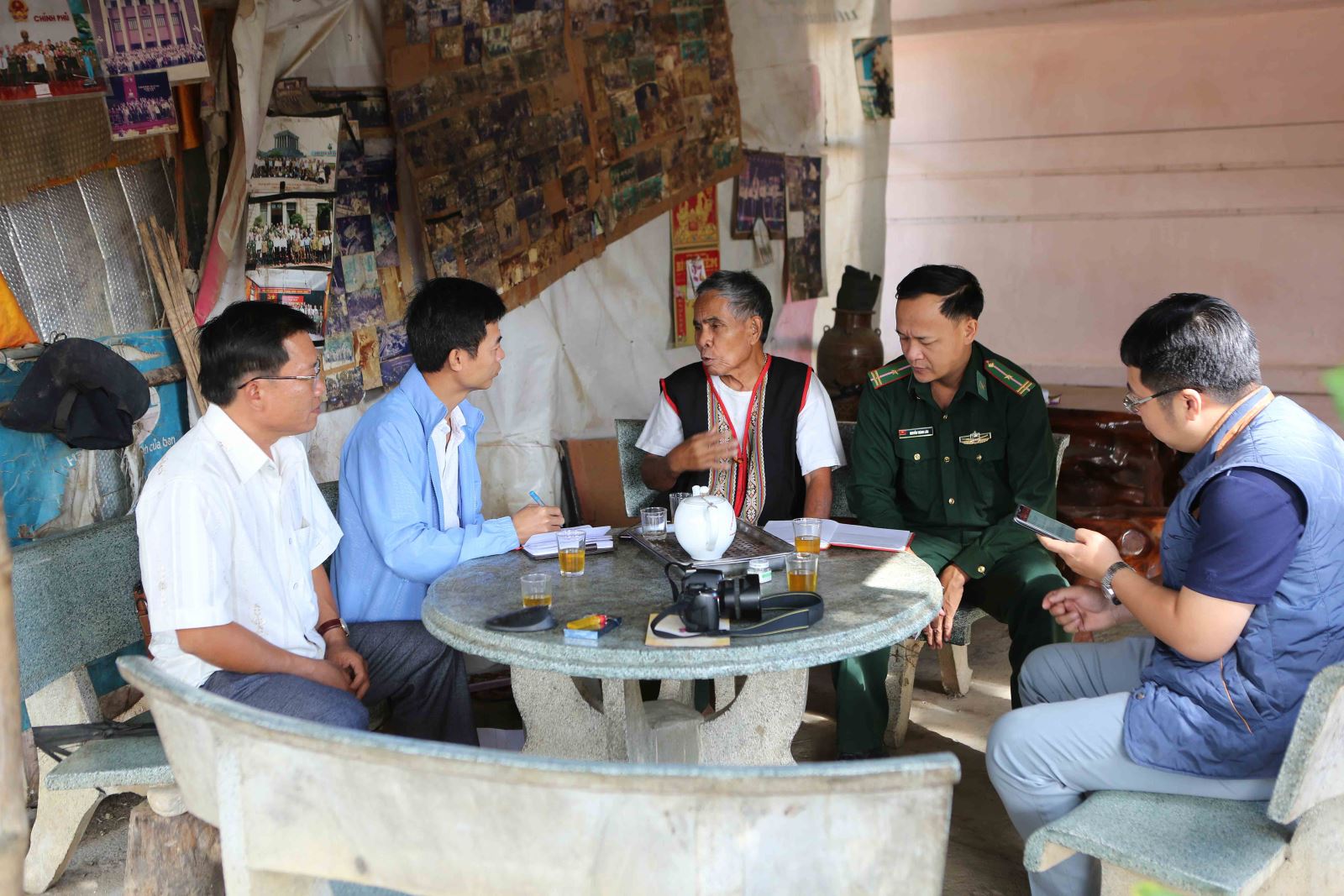 Già A Ghinh, dân tộc Xê Đăng, xã Rờ Kơi, huyện Sa Thầy, tỉnh Kon Tum trò chuyện với phóng viên báo Tin tức về những việc làm có ý nghĩa của người có uy tín.