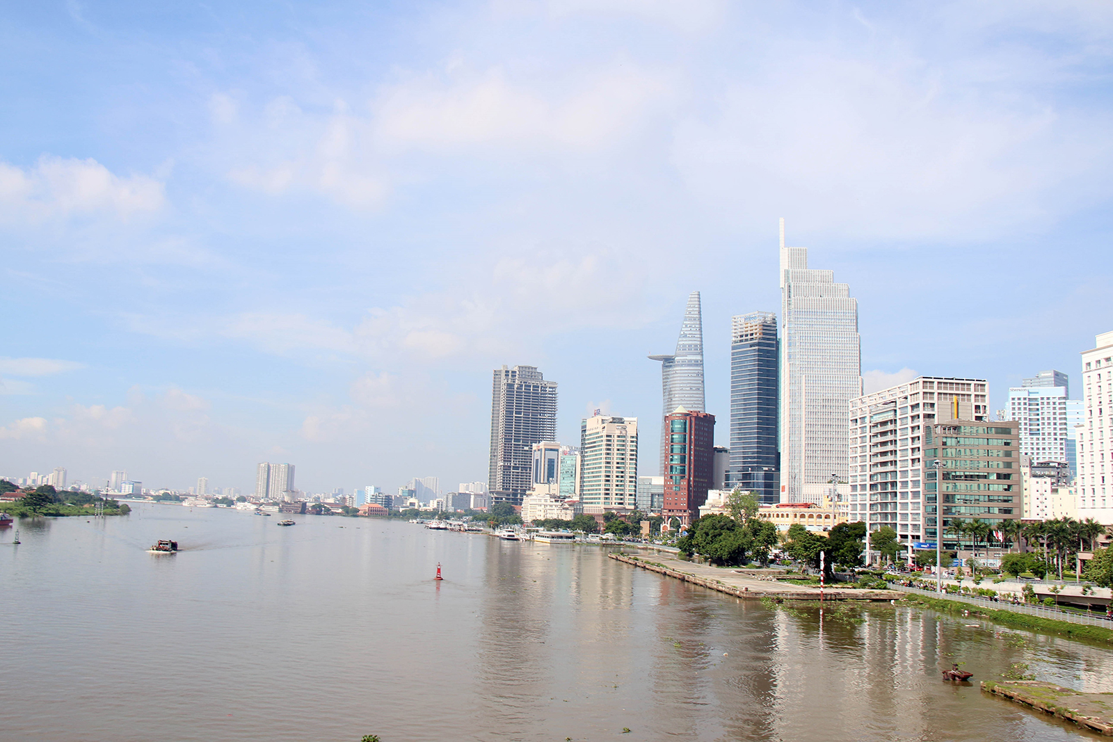 Khu vực Bến Bạch Đằng (Quận 1) thuận lợi trong phát triển vận tải hành khách kết hợp du lịch đường thủy.