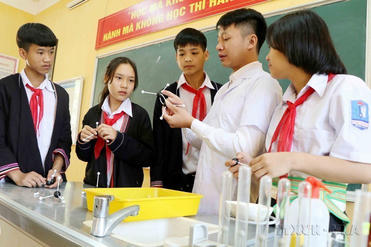 Trong thời kỳ đổi mới, ngành giáo dục Việt Nam đã có nhiều thay đổi, phát triển cả về quy mô và chất lượng, trong đó mạng lưới các trường chuyên biệt vùng dân tộc thiểu số và miền núi tiếp tục tăng quy mô; các chương trình, chính sách hỗ trợ giáo dục cho con em hộ nghèo, dân tộc thiểu số, vùng khó khăn được triển khai hiệu quả.
