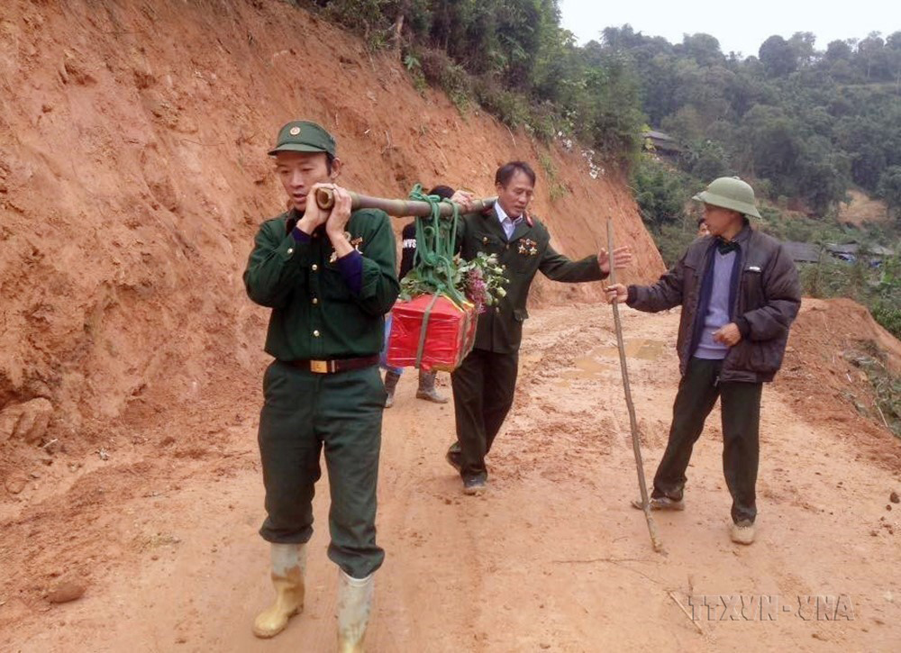Cựu chiến binh Nguyễn Văn Kim và đồng đội đưa hài cốt liệt sĩ Đình Văn Chung (hy sinh trên cao điểm 900, mặt trận Vị Xuyên, Hà Giang) về nghĩa trang liệt sĩ xã Thanh Thủy.