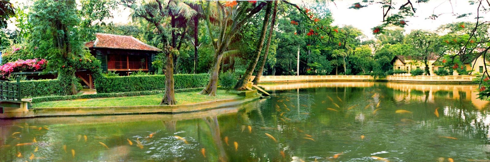 Ngôi nhà sàn giản dị nằm giữa Thủ đô Hà Nội đã trở thành nơi Bác sống và làm việc lâu nhất trong cuộc đời hoạt động cách mạng của mình.