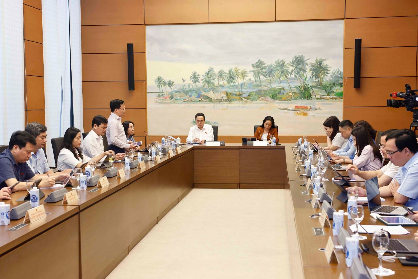 Chiều 25/6/2024, Quốc hội thảo luận ở tổ về: Các nội dung cải cách tiền lương; điều chỉnh lương hưu, trợ cấp bảo hiểm xã hội, trợ cấp ưu đãi người có công và trợ cấp xã hội từ ngày 1/7/2024. Phương án gia hạn trả nợ đối với khoản vay tái cấp vốn theo Nghị quyết số 135/2020/QH14 ngày 17/11/2020 của Quốc hội.