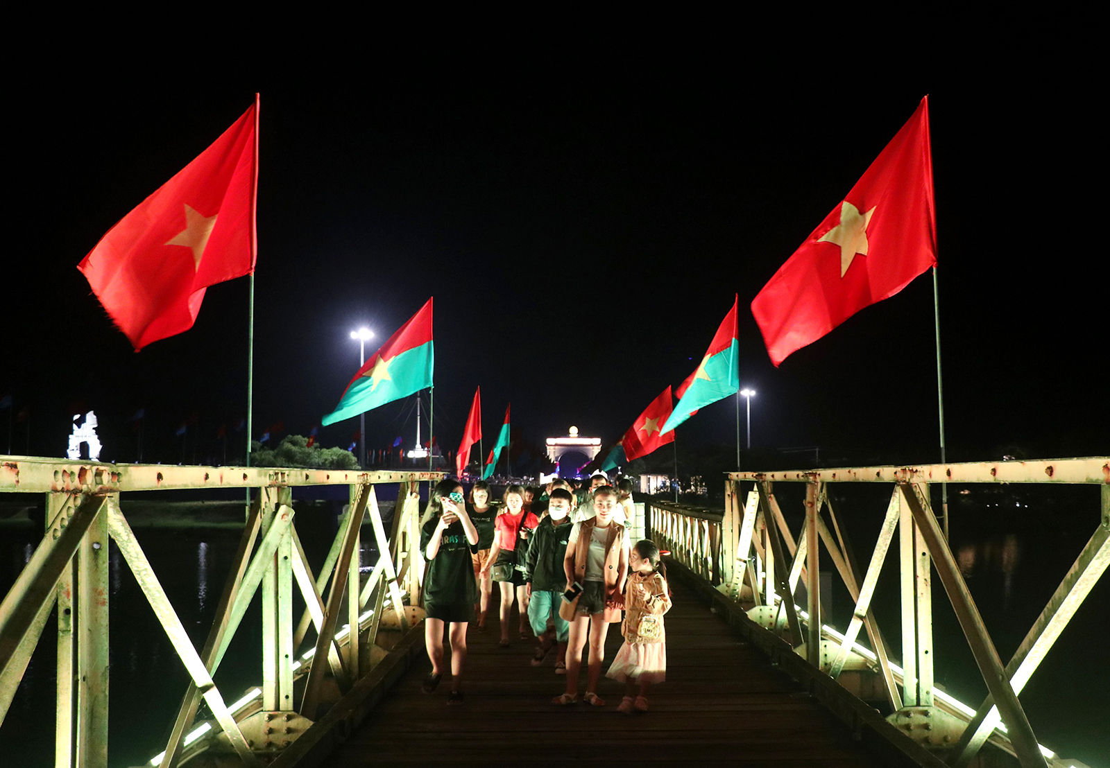 Du khách tham quan cầu Hiền Lương thuộc Di tích Quốc gia đặc biệt Đôi bờ Hiền Lương - Bến Hải trong ánh sáng lung linh, huyền ảo.