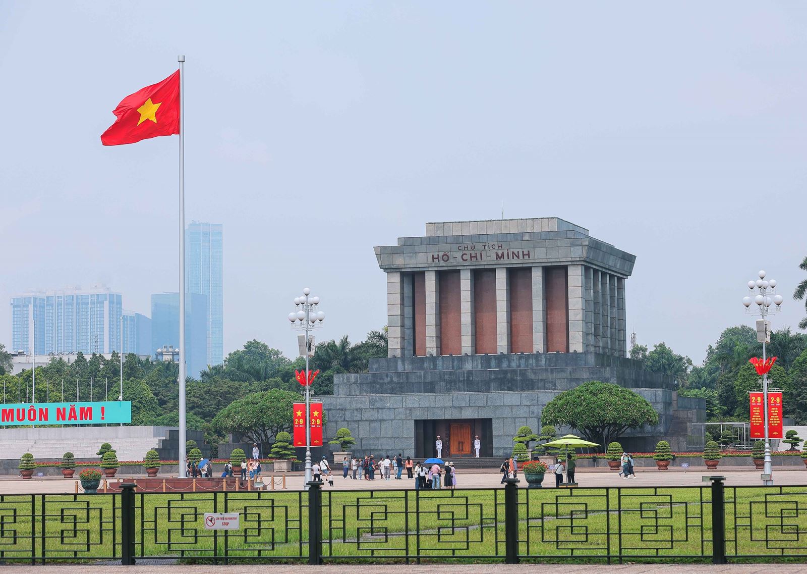 Lăng Chủ tịch Hồ Chí Minh rực rỡ cờ, băng rôn chào mừng Quốc khánh 2/9.
