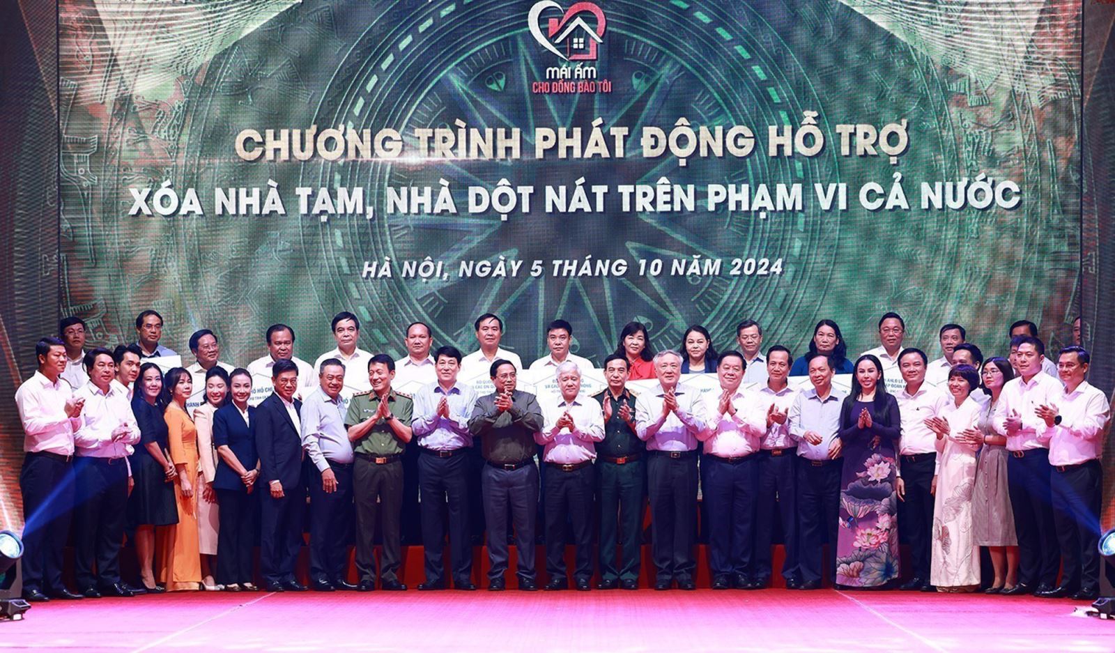 Thủ tướng Phạm Minh Chính với các đại diện các tổ chức, doanh nghiệp hỗ trợ kinh phí xóa nhà tạm, nhà dột nát.