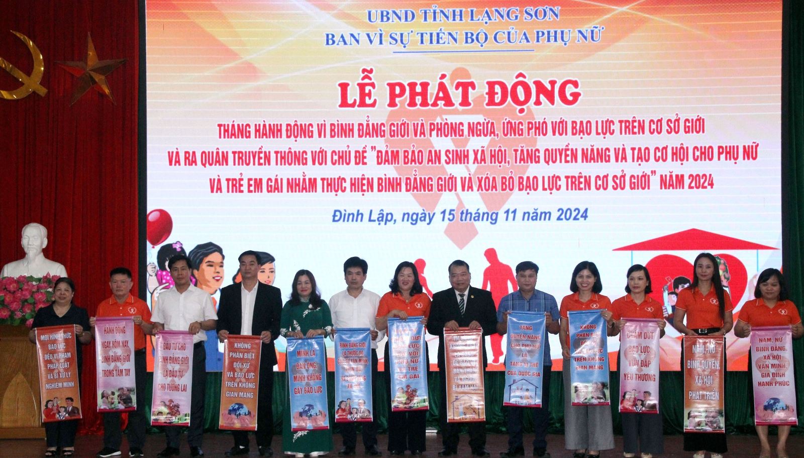 Đại diện 11 huyện, thành phố của tỉnh Lạng Sơn thể hiện thông điệp bình đẳng giới.