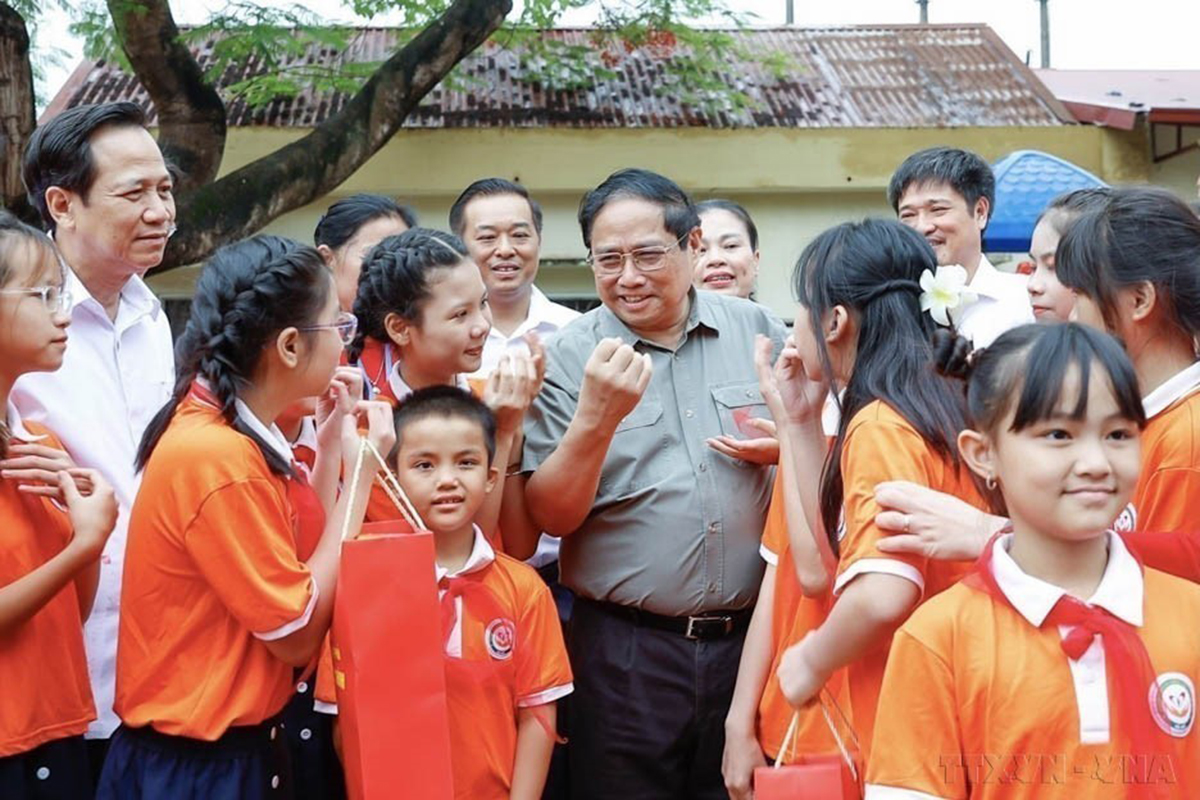 Thủ tướng Phạm Minh Chính đến thăm, tặng quà cho trẻ em khuyết tật tại Trung tâm Nuôi dưỡng trẻ khuyết tật Hà Nội tại thị trấn Chúc Sơn, huyện Chương Mỹ (31/5/2024).