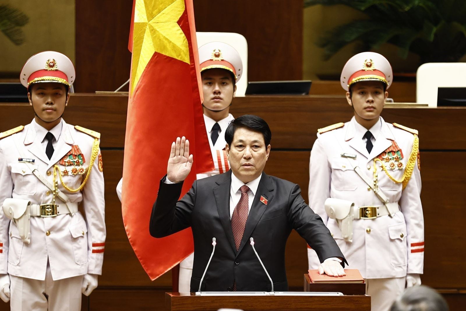 Chủ tịch nước Lương Cường thực hiện nghi lễ tuyên thệ nhậm chức.