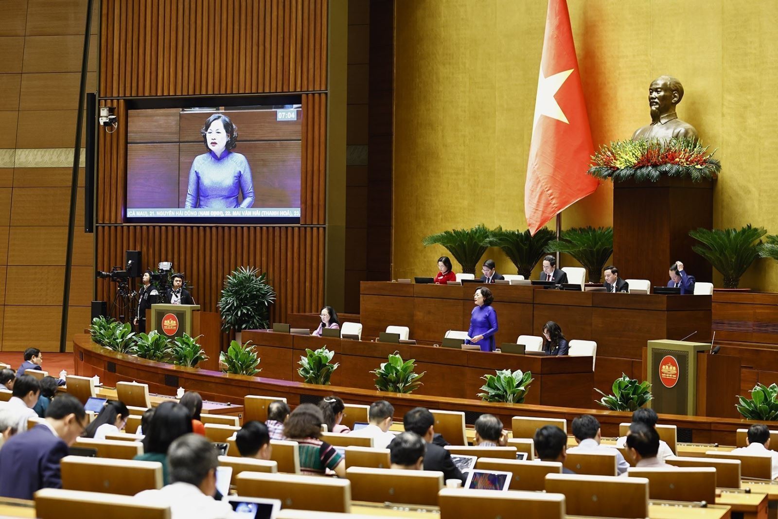Thống đốc Ngân hàng Nhà nước Việt Nam Nguyễn Thị Hồng trả lời chất vấn.
