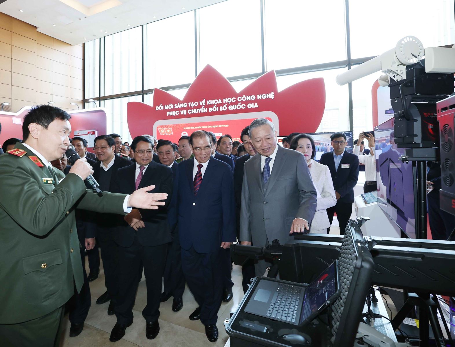Tổng Bí thư Tô Lâm và các đại biểu tham quan các gian hàng trưng bày tại Hội nghị toàn quốc về đột phá phát triển khoa học, công nghệ, đổi mới sáng tạo và chuyển đổi số quốc gia.