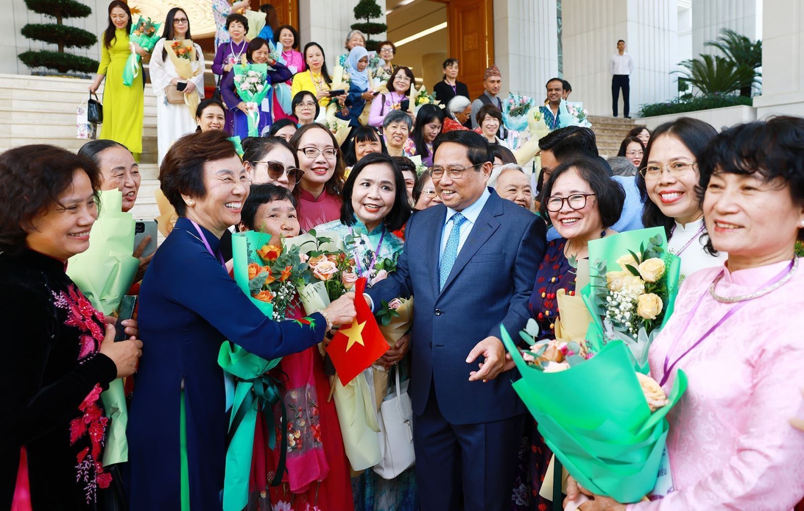 Thủ tướng Phạm Minh Chính với các nhà khoa học và kỹ sư nữ khu vực châu Á - Thái Bình Dương năm 2024.
