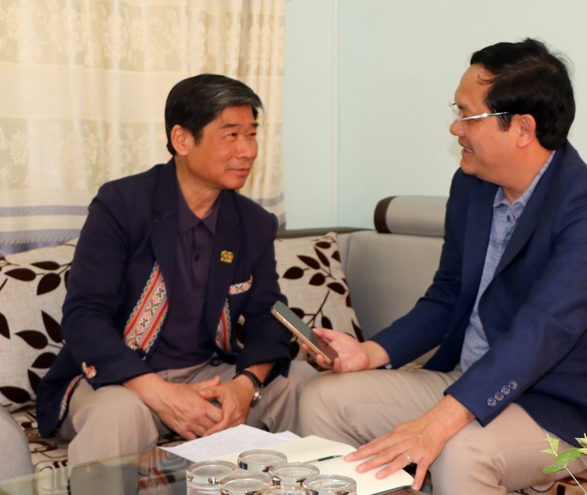 Ông Đặng Thanh Long, Chủ tịch Liên hiệp các Hội Khoa học và Kỹ thuật tỉnh Kon Tum (bên trái) trao đổi với phóng viên TTXVN.
