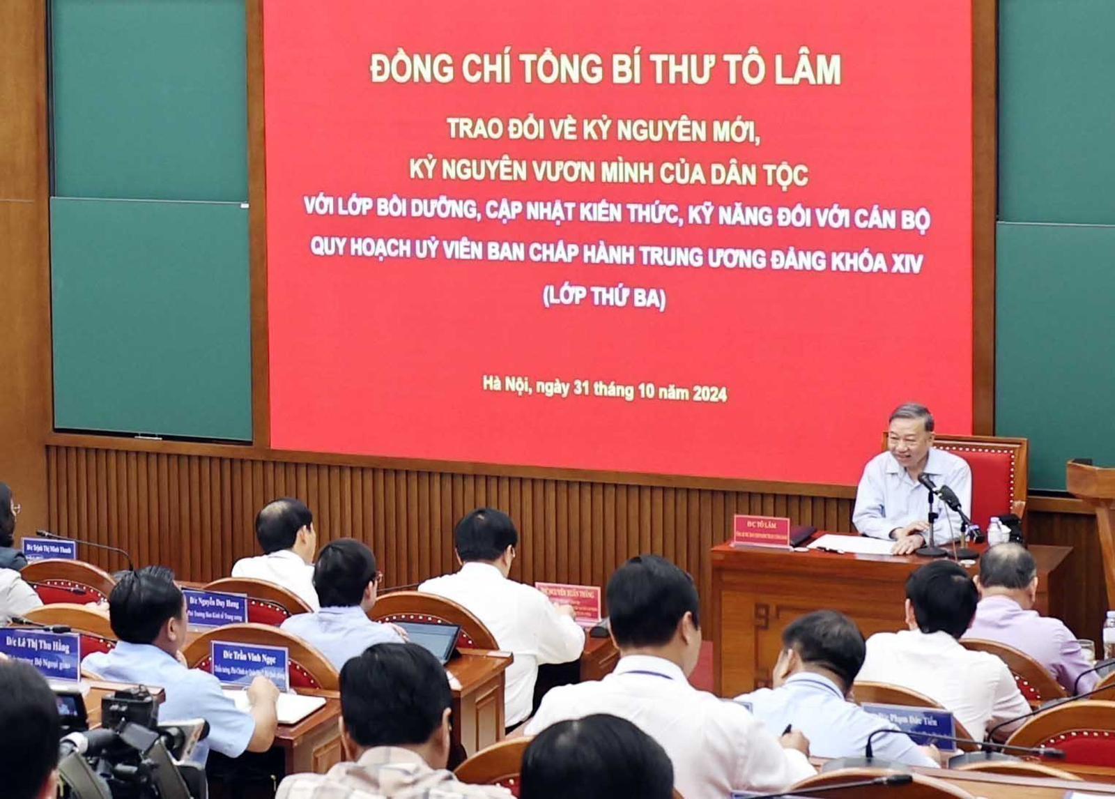 Chiều 31/10/2024, tại Học viện Chính trị Quốc gia Hồ Chí Minh, Tổng Bí thư Tô Lâm trao đổi một số nội dung về kỷ nguyên mới, kỷ nguyên vươn mình của dân tộc với các học viên Lớp bồi dưỡng, cập nhật kiến thức, kỹ năng đối với cán bộ quy hoạch Ủy viên Ban chấp hành Trung ương Đảng khóa XIV (Lớp 3).
