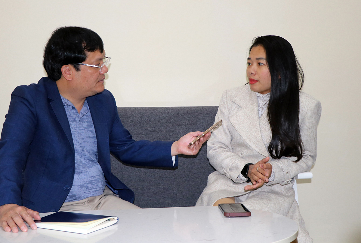 Bà Y Việt Sa, Phó Bí thư Tỉnh đoàn Kon Tum (bên phải) trao đổi với phóng viên TTXVN.