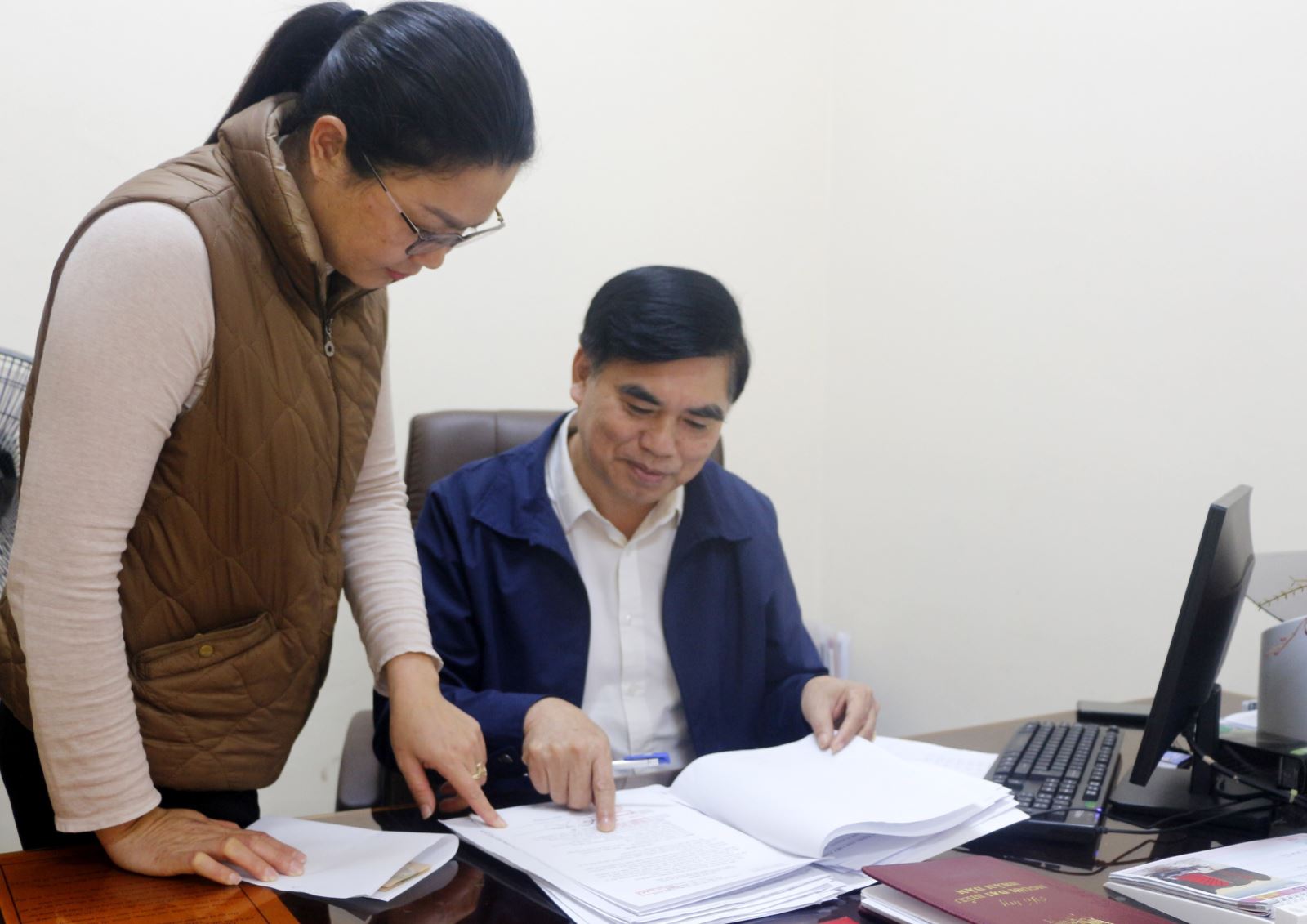 Ông Ngô Quang Hùng, Phó trưởng Ban Tuyên giáo và Dân vận Huyện ủy Nam Đàn (Nghệ An) xin nghỉ hưu trước tuổi dù còn gần 9 năm công tác.