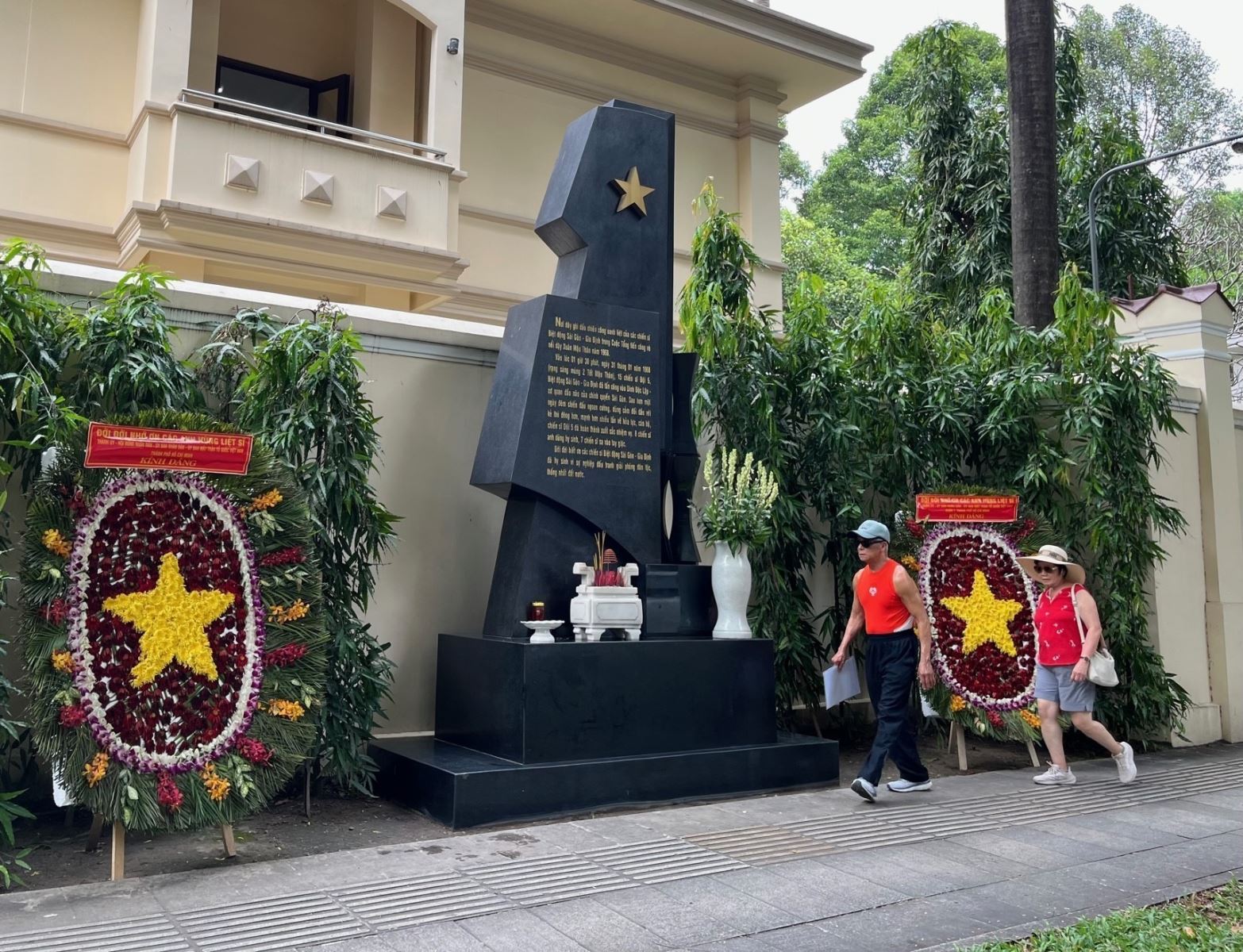 Bia tưởng niệm chiến sĩ Biệt động Sài Gòn hy sinh trong cuộc Tổng tiến công năm 1968 đặt trên đường Nguyễn Du, Quận 1, TP Hồ Chí Minh.