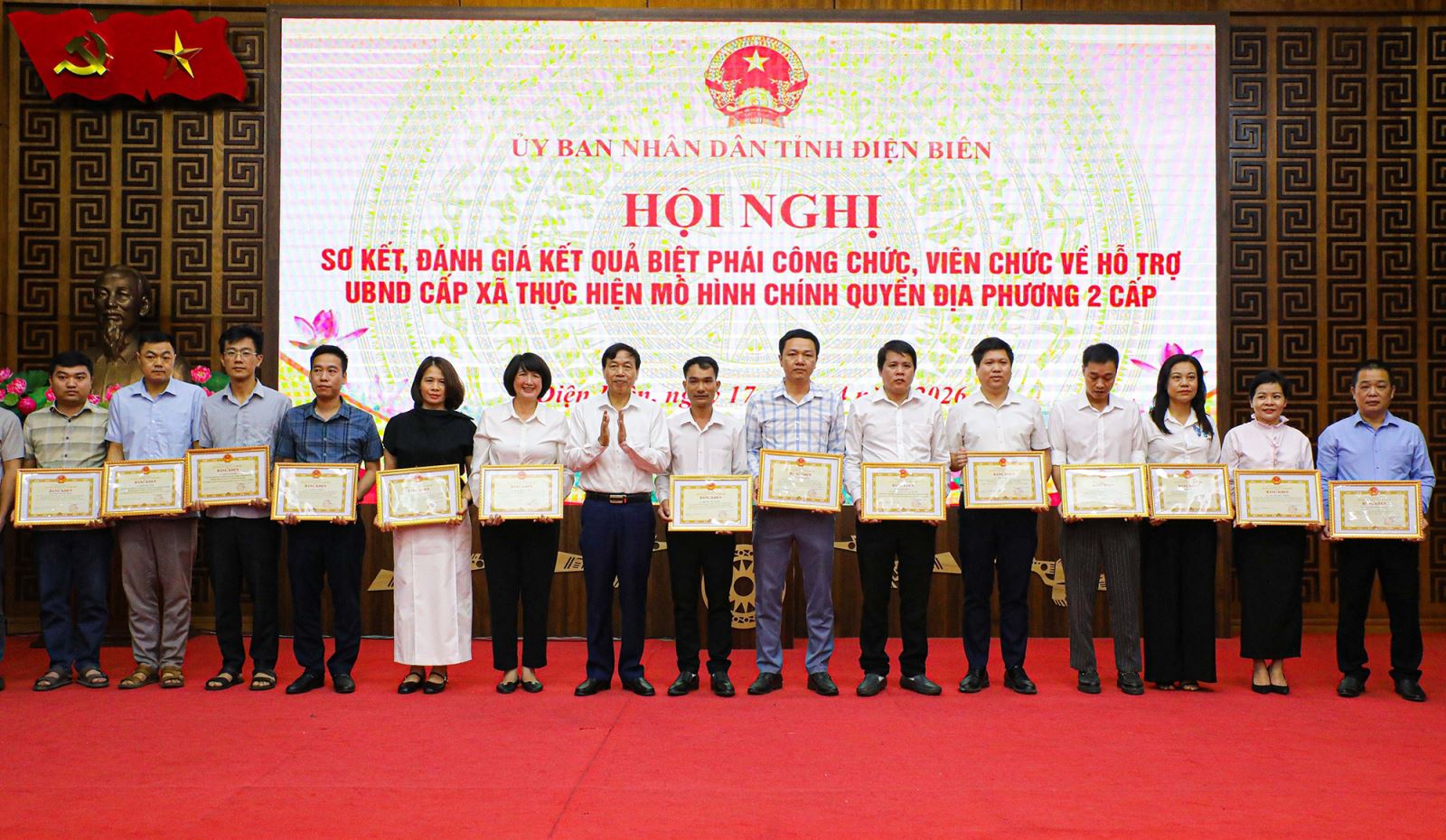 UBND tỉnh Điện Biên tặng Bằng Khen cho 36 cá nhân có thành tích xuất sắc trong thời gian biệt phái công tác tại UBND các xã, phường.