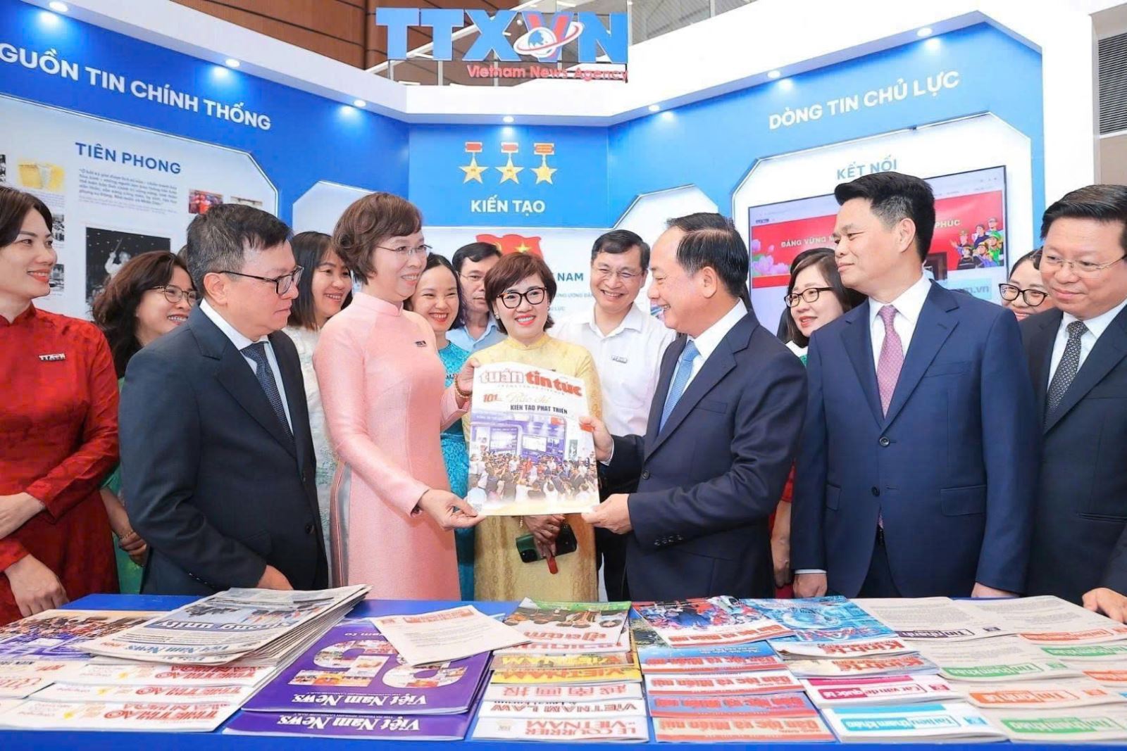 Tổng Giám đốc TTXVN Vũ Việt Trang giới thiệu các ấn phẩm của TTXVN tới đồng chí Trịnh Văn Quyết, Ủy viên Bộ Chính trị, Bí thư Trung ương Đảng, Trưởng ban Tuyên giáo và Dân vận Trung ương, lãnh đạo Hội Nhà báo Việt Nam, lãnh đạo Thành ủy Hải Phòng, tại Hội báo toàn quốc 2026.