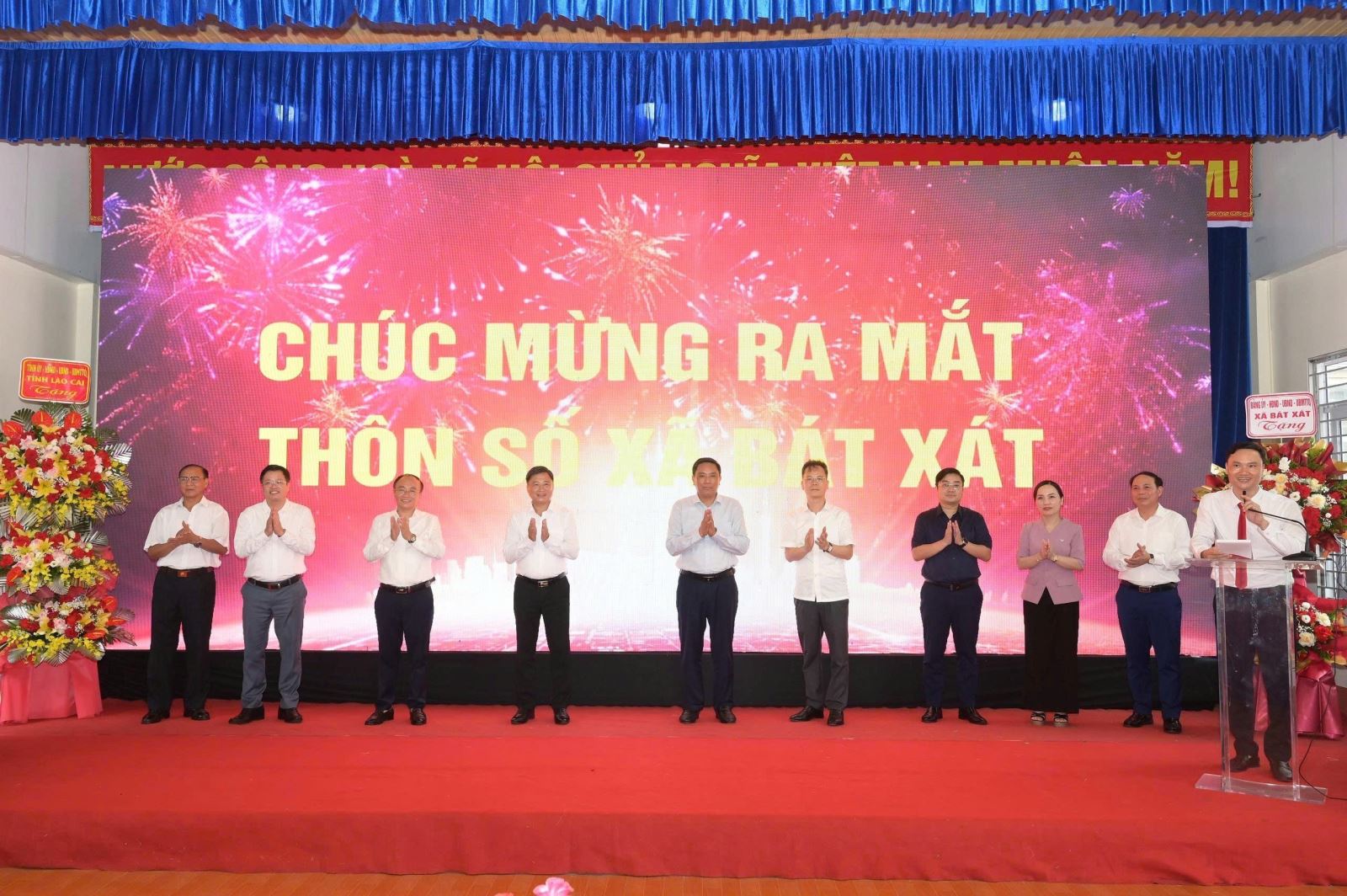 Các đại biểu thực hiện nghi thức ra mắt mô hình "Thôn số" xã Bát Xát.