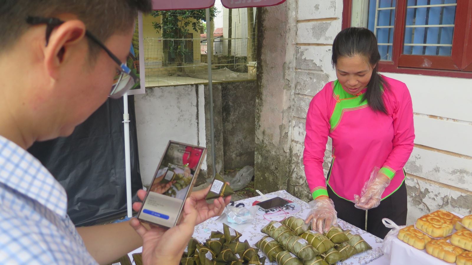 Người dân trải nghiệm phiên chợ số tại các gian hàng ẩm thực địa phương tại thôn 4, xã biên giới Bát Xát, tỉnh Lào Cai.