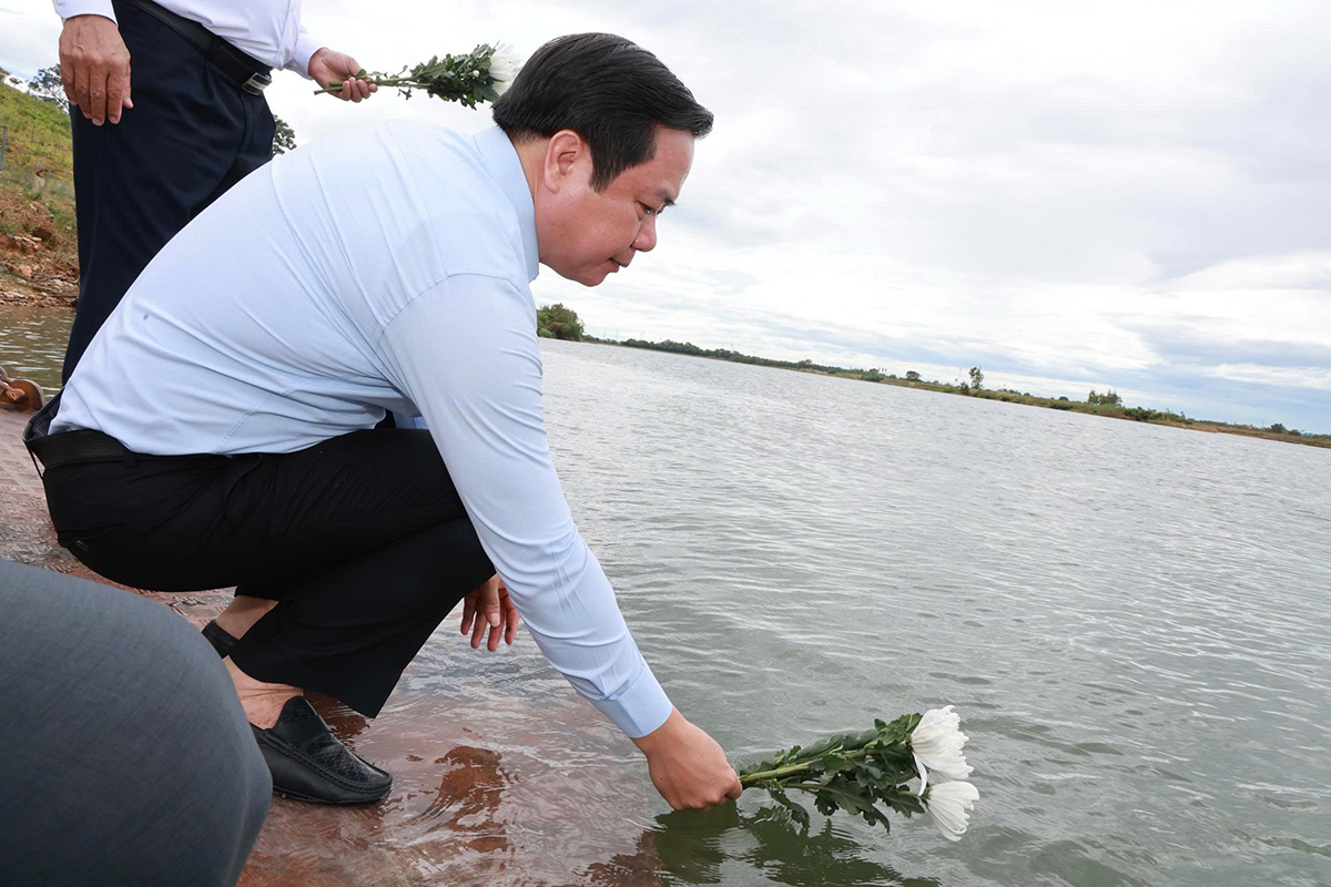 Ông Phạm Quang Ngọc, Bí thư Tỉnh ủy Hưng Yên thả hoa xuống dòng sông Long Đại, tri ân 16 thanh niên xung phong đã hi sinh tại bến phà Long Đại II.