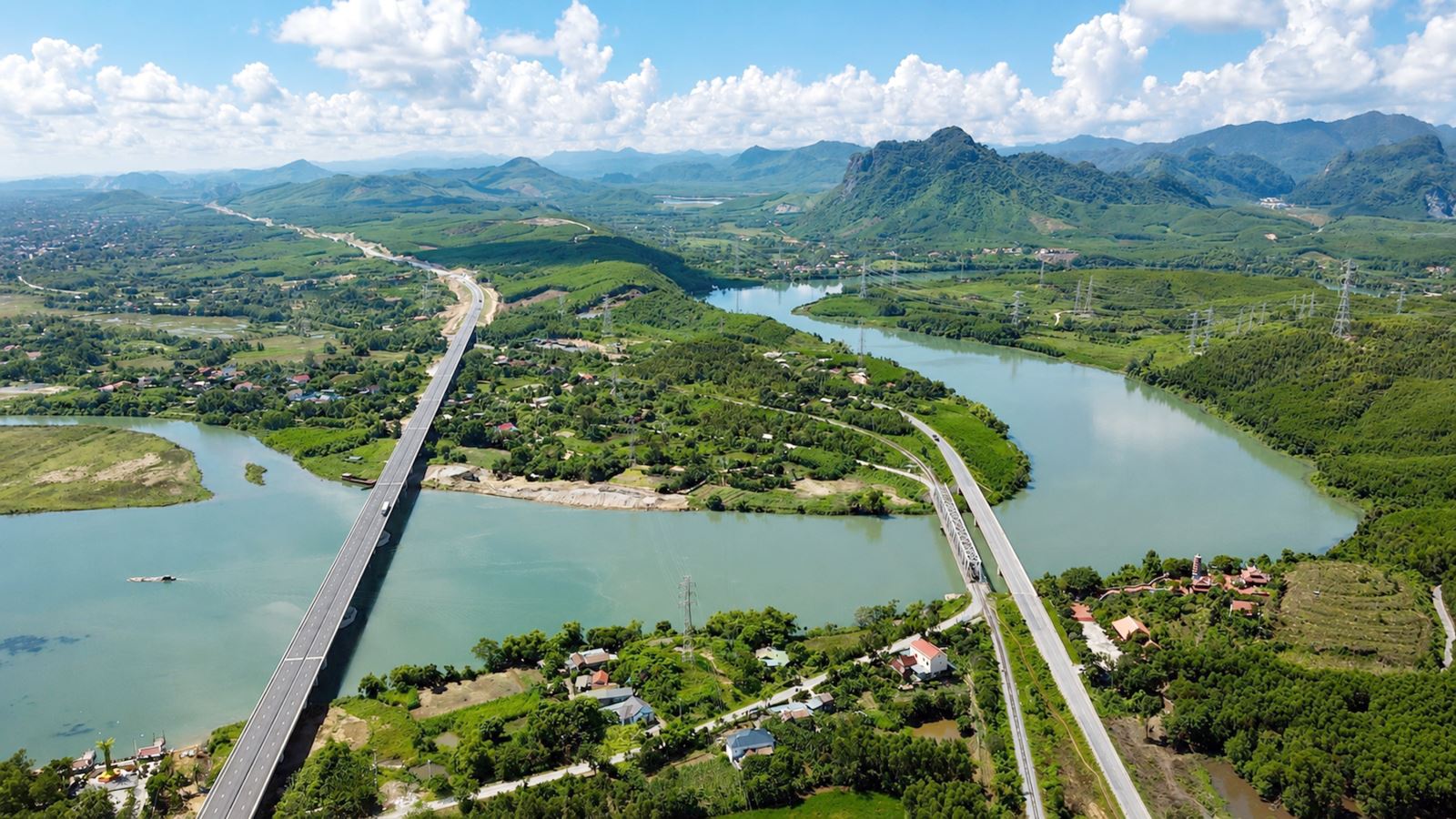Bến phà Long Đại I và Long Đại II năm xưa nay được thay thế bằng các công trình cầu trên Quốc lộ 15, tuyến đường sắt Bắc - Nam và đường bộ cao tốc Bắc - Nam, bảo đảm giao thông thông suốt trên tuyến huyết mạch.