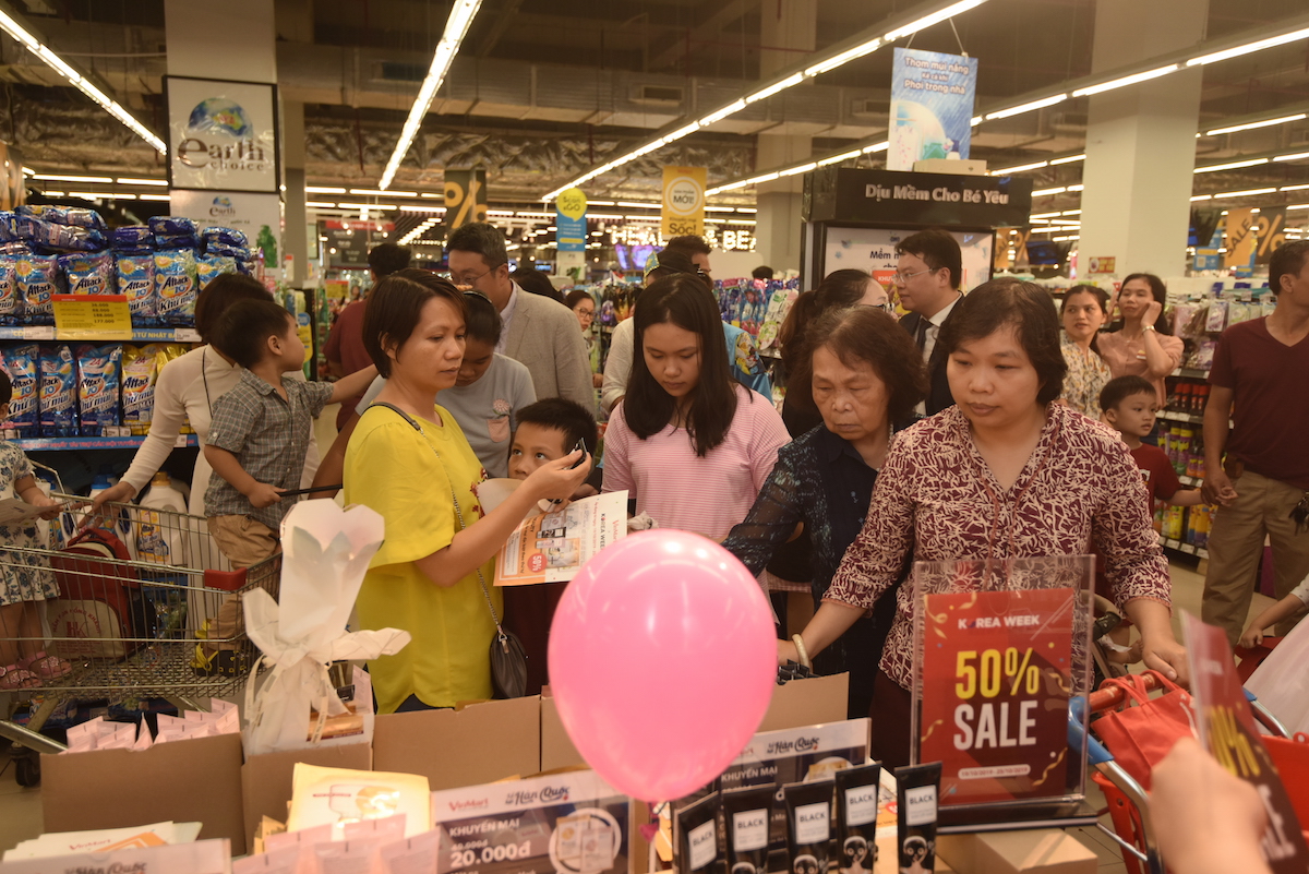 VinMart khai mạc 'Tuần lễ hàng hóa Hàn Quốc', khách chen nhau mua sắm trong ngày 20/10