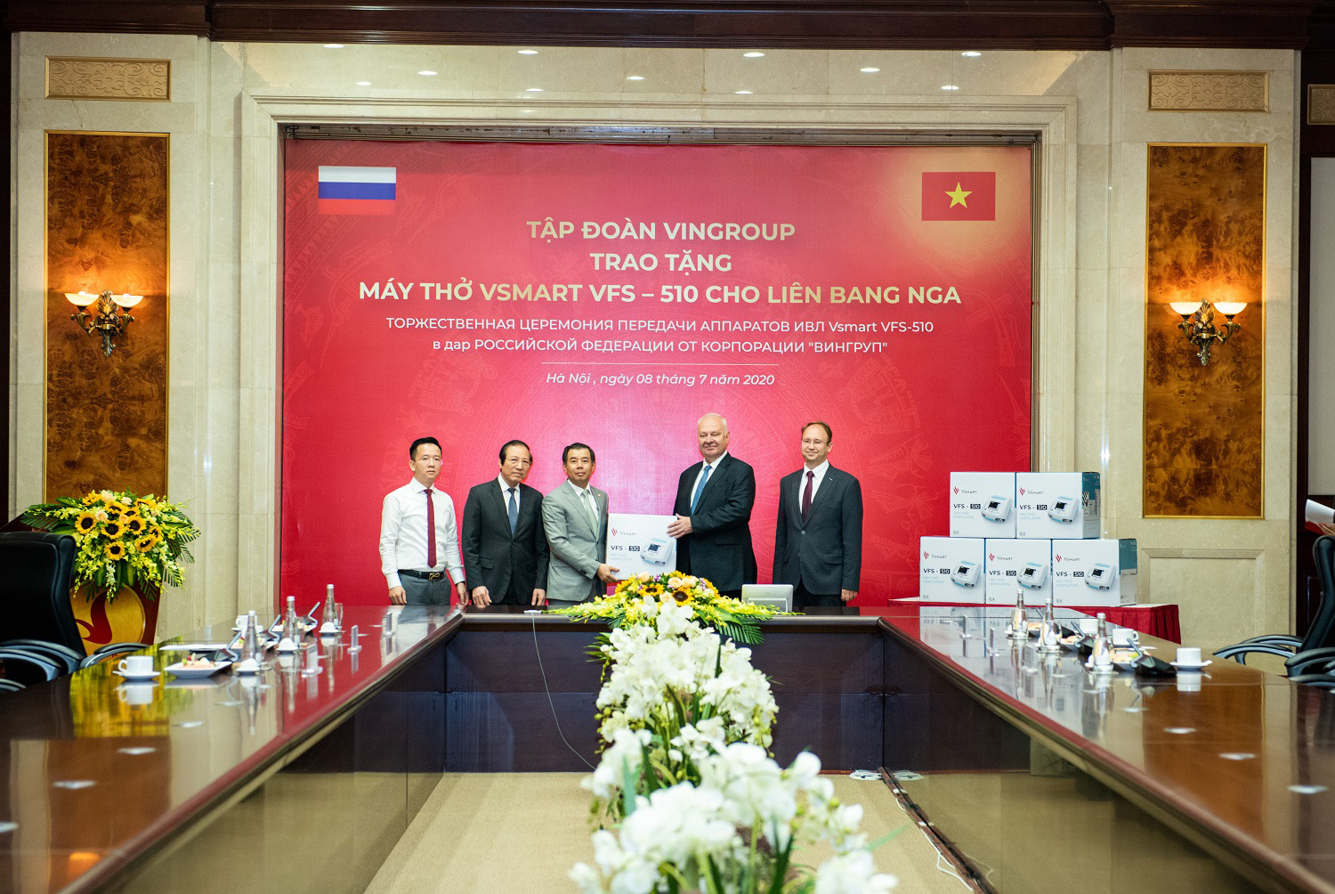 Vingroup trao 1.000 máy thở cho Nga, Ucraina và Singapore