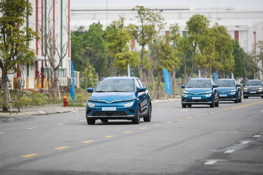 VinFast xuất xưởng và bàn giao lô xe ô tô điện VF e34 đầu tiên