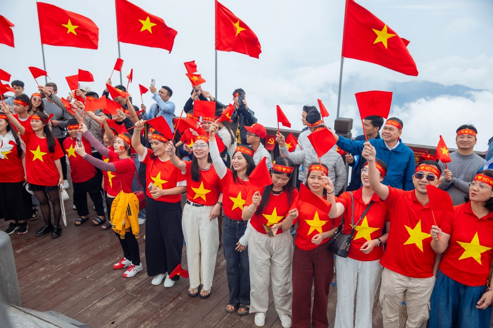 Du khách hào hứng và tự hào tham dự lễ thượng cờ trên đỉnh Fansipan dịp nghỉ lễ 30/4 - 1/5