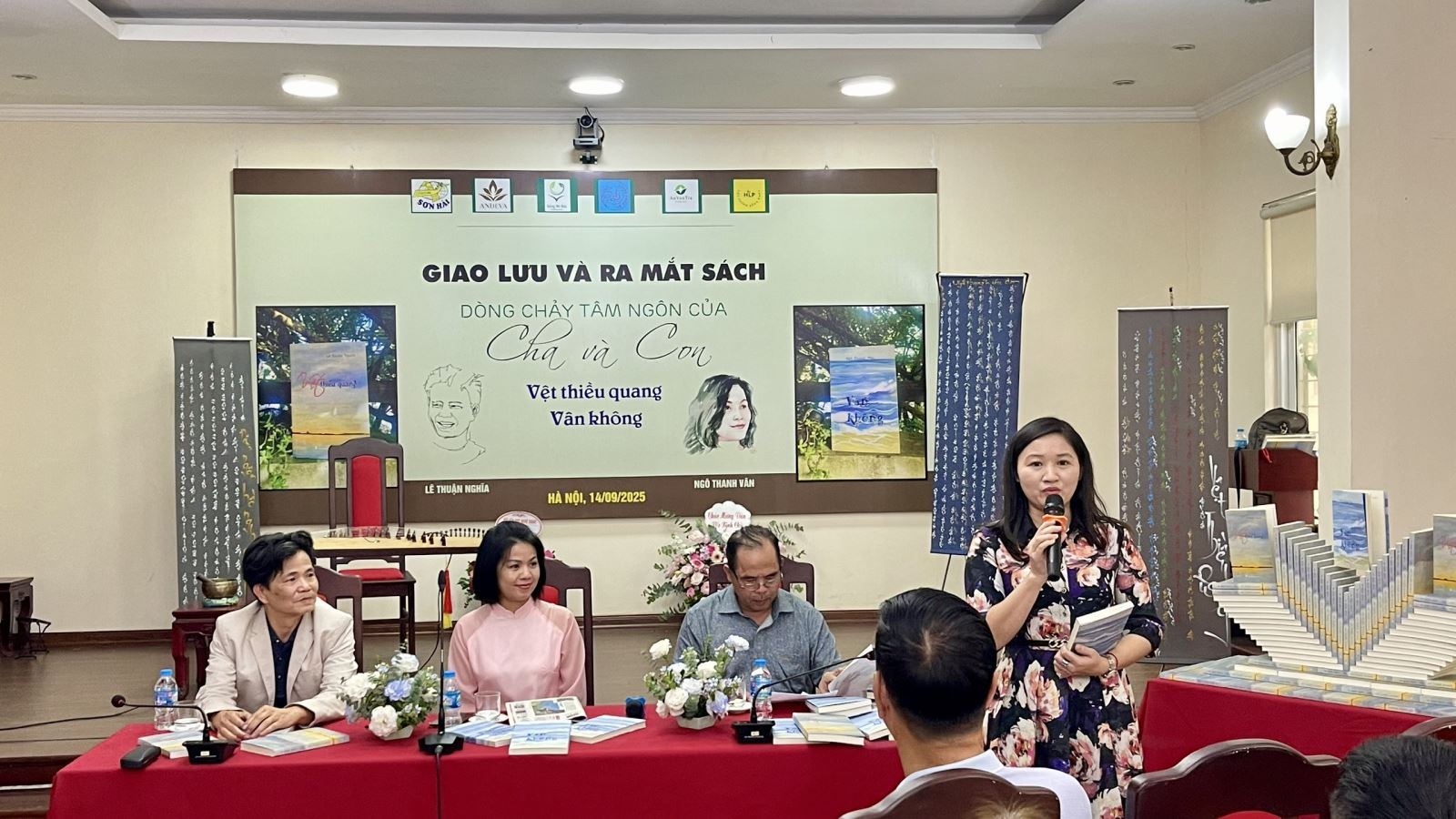 'Dòng chảy tâm ngôn của cha và con' trong hai tập thơ vừa ra mắt