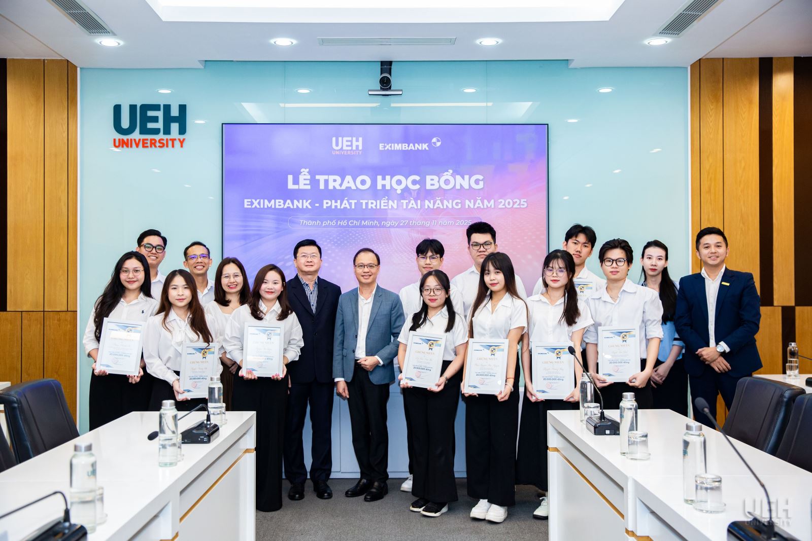 Eximbank trao học bổng trị giá 300 triệu đồng cho sinh viên Đại học Kinh tế TP Hồ Chí Minh